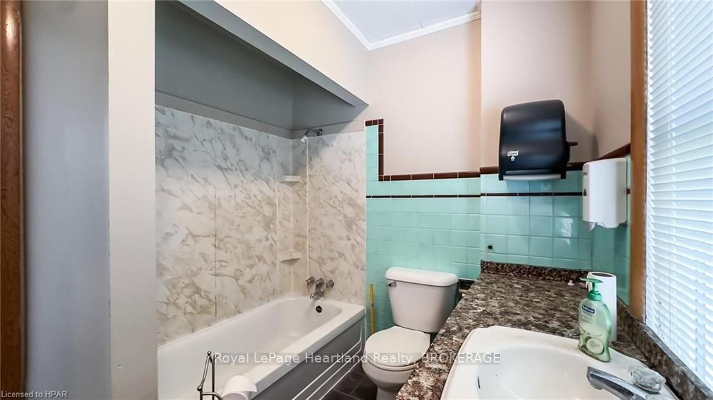 405 Queen St Property Photo 6