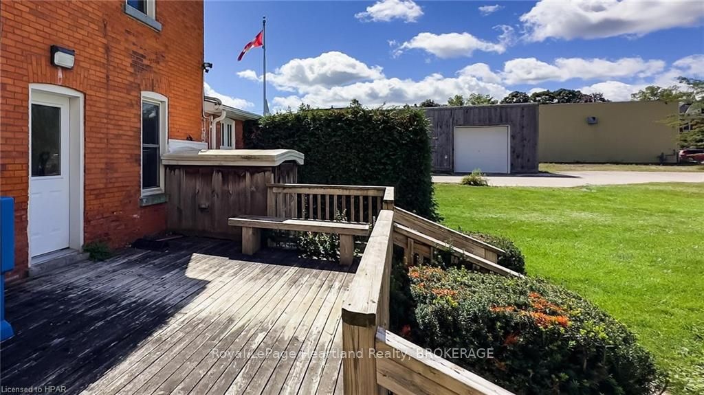 405 Queen St Property Photo 23