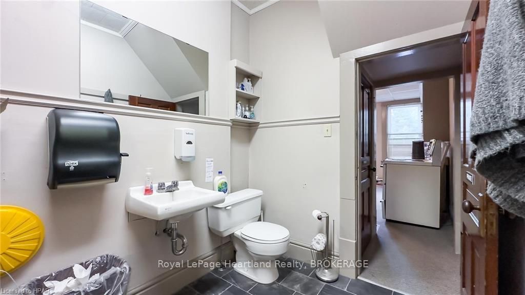 405 Queen St Property Photo 28