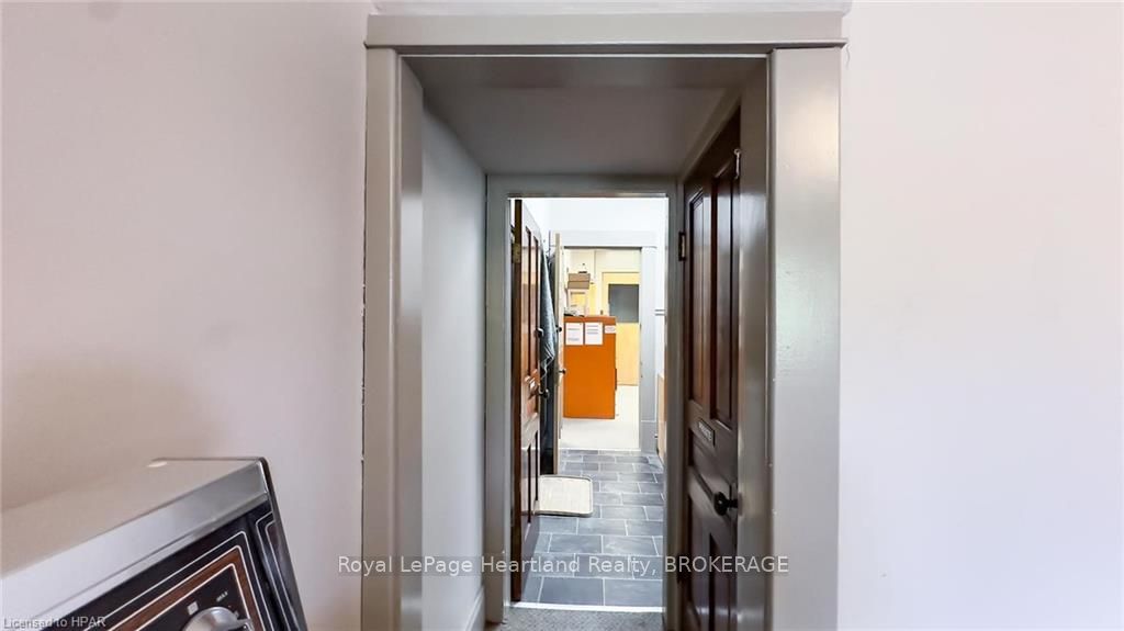 405 Queen St Property Photo 45