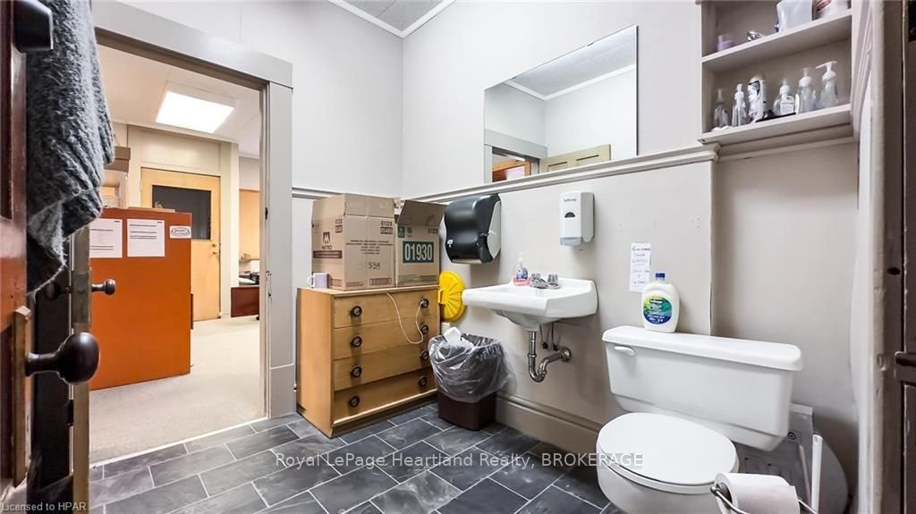 405 Queen St Property Photo 46