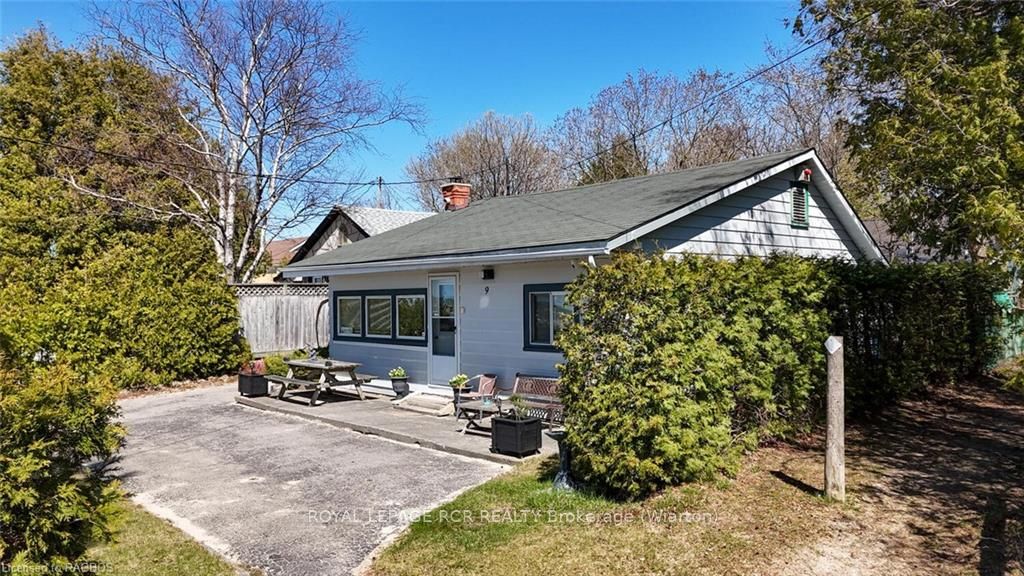 9 Lakeshore Boulevard Property Photo 4