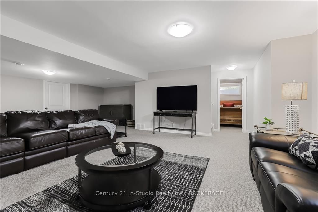 160 Hawthorn Crescent Property Photo 31