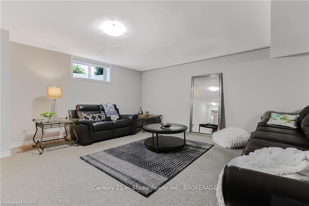 160 Hawthorn Crescent Property Photo 32