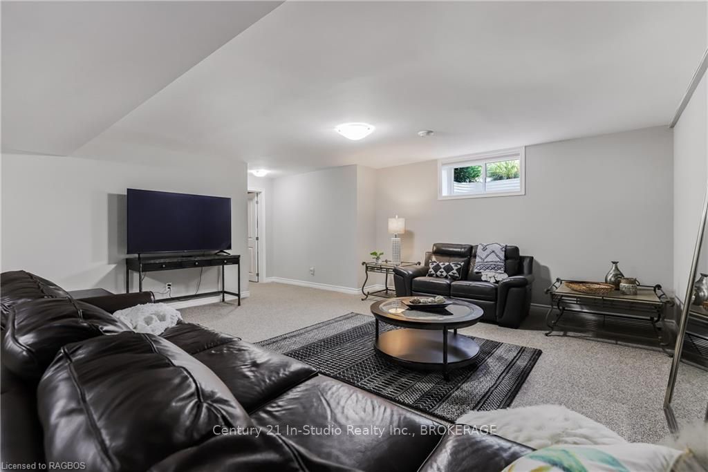 160 Hawthorn Crescent Property Photo 33
