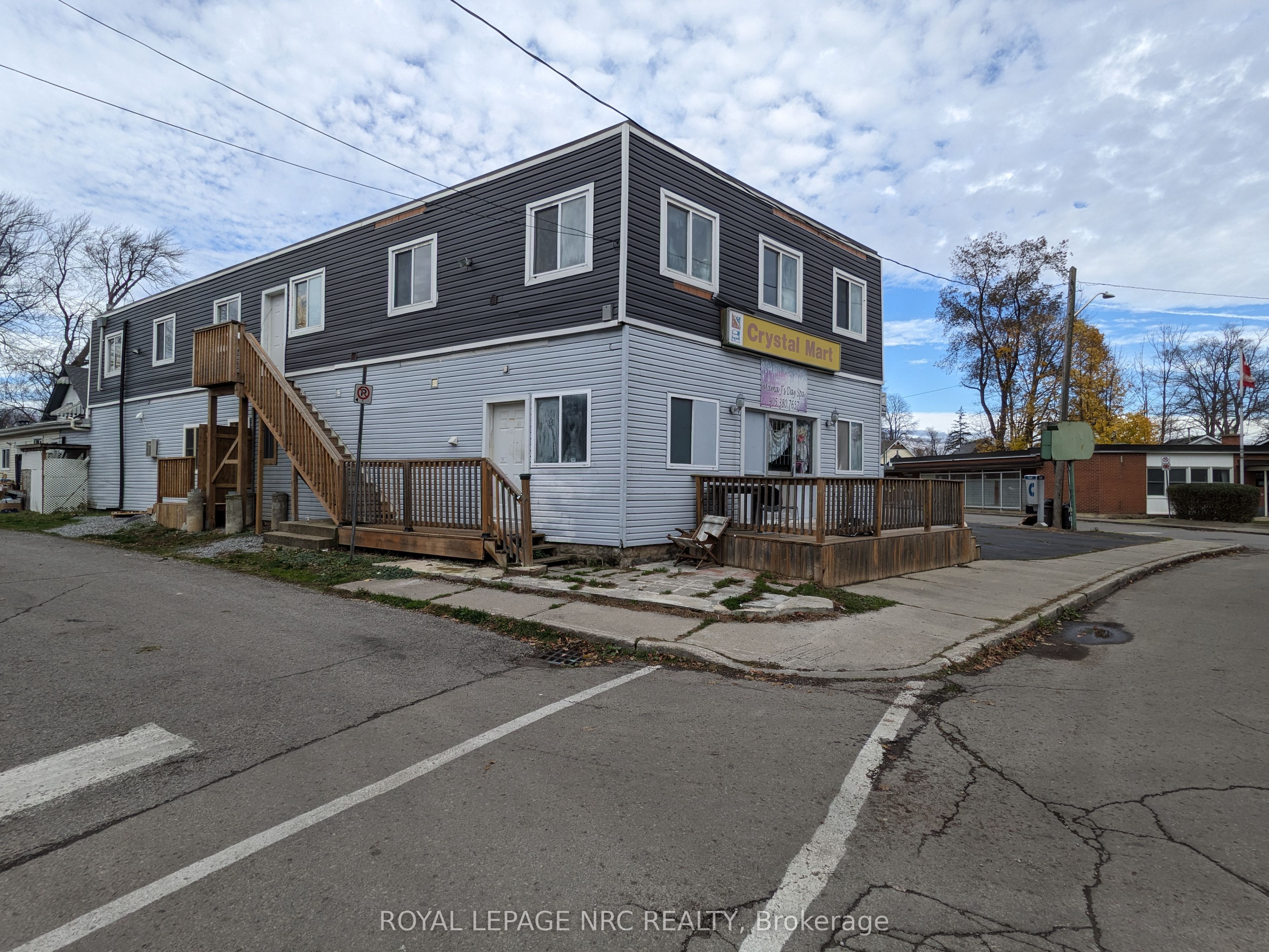 #2 - 74 Queens Circle Property Photo 3