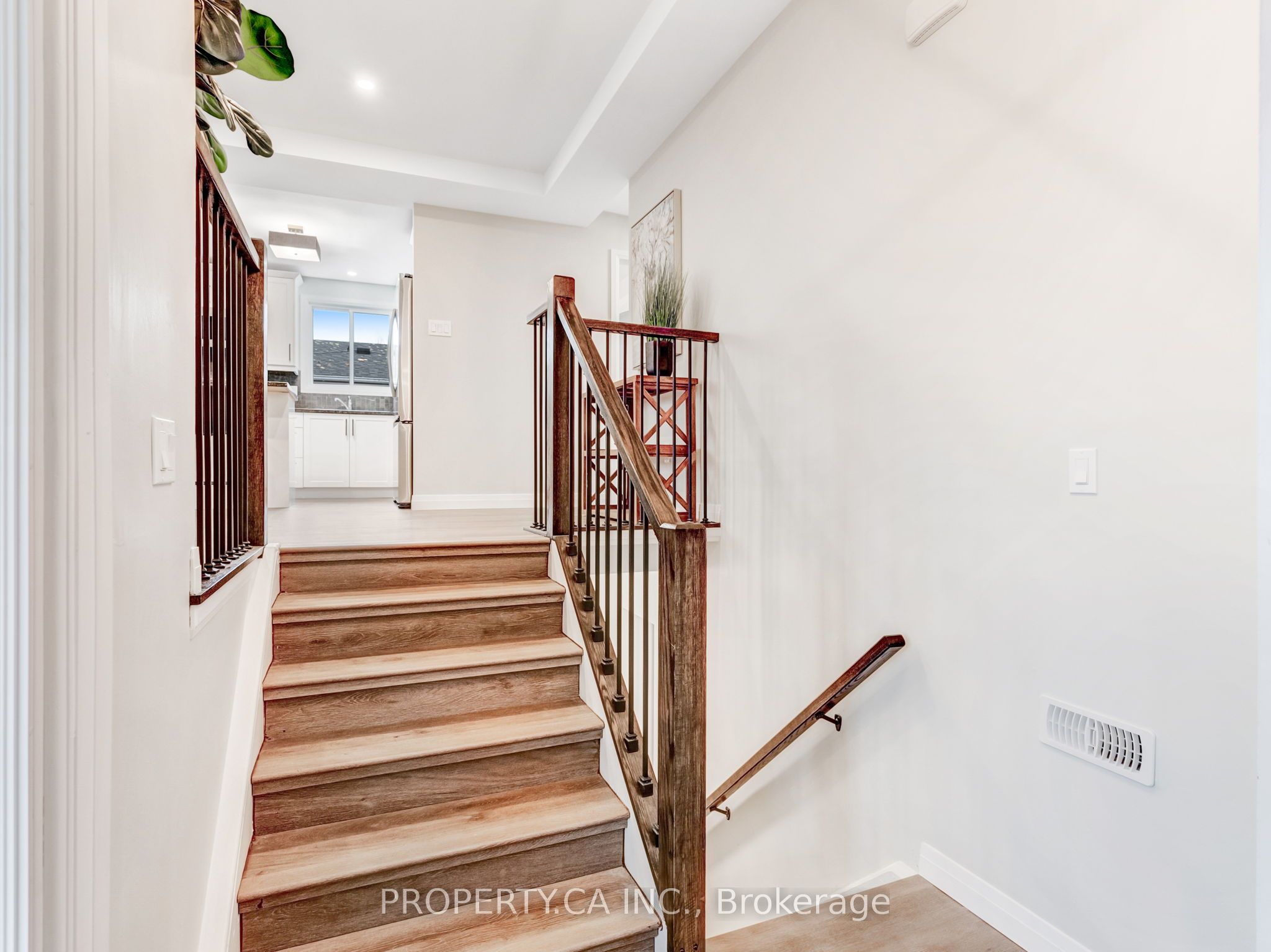 52 Fieldgate Dr Property Photo 3