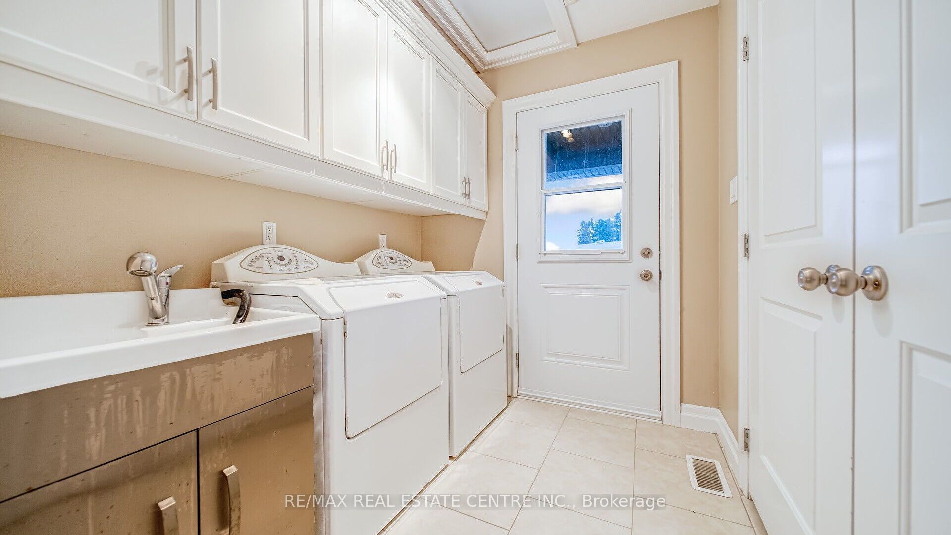 294288 8th Line Property Photo 22