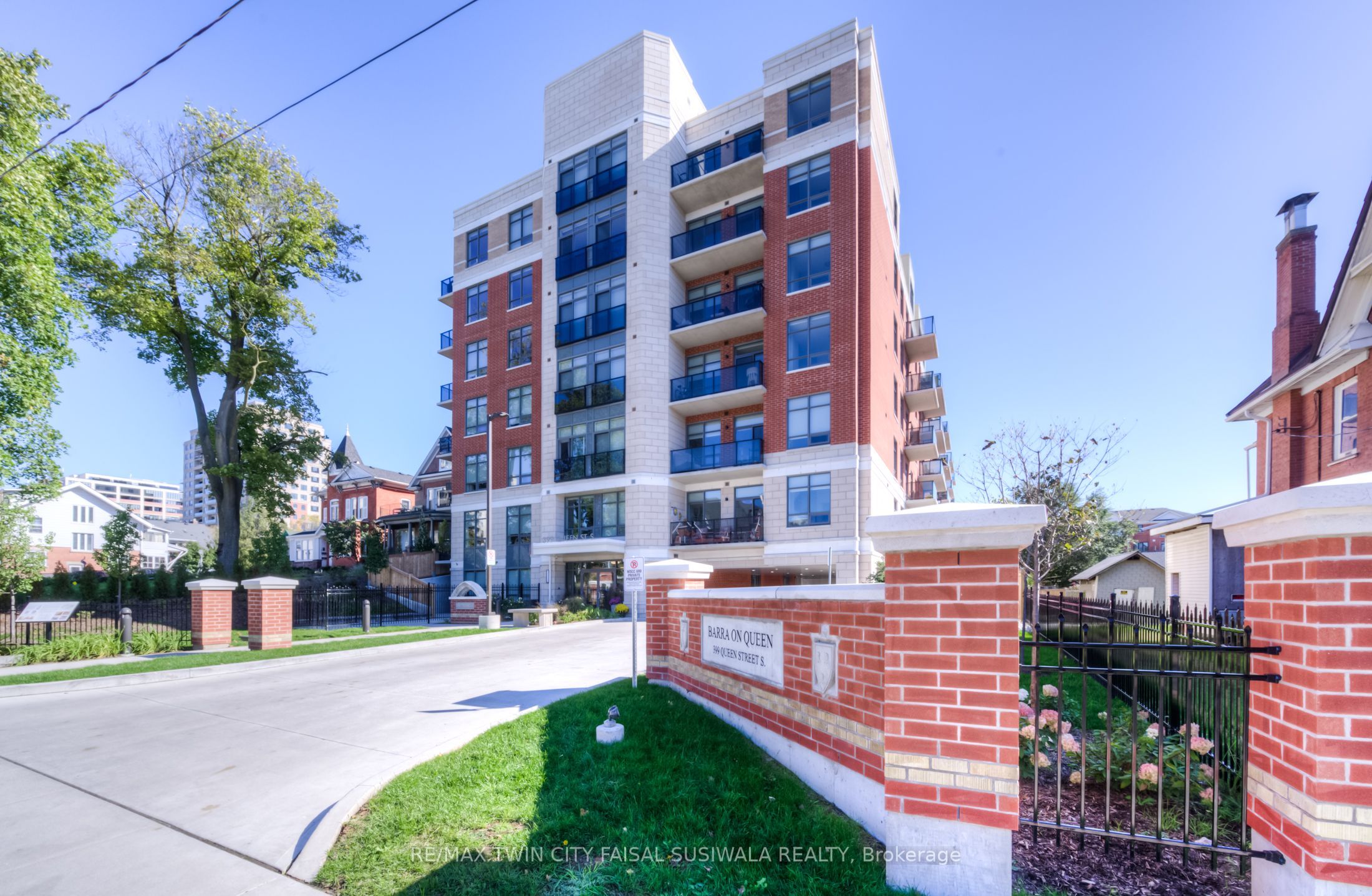 #202 - 399 Queen Street Property Photo 2