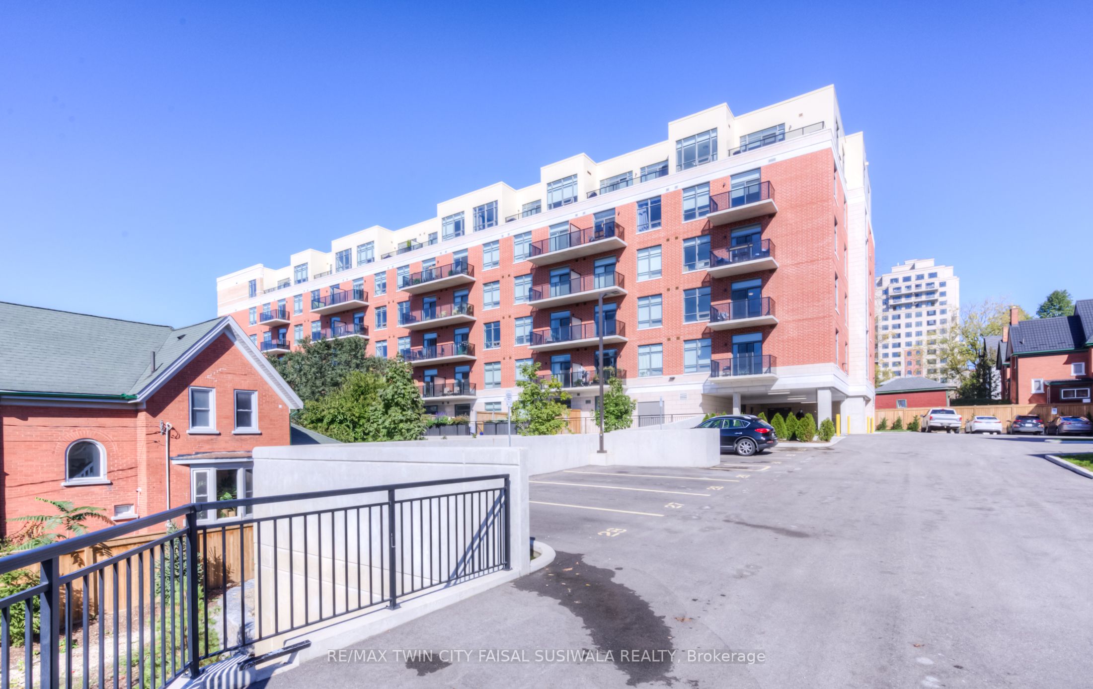 #202 - 399 Queen Street Property Photo 3