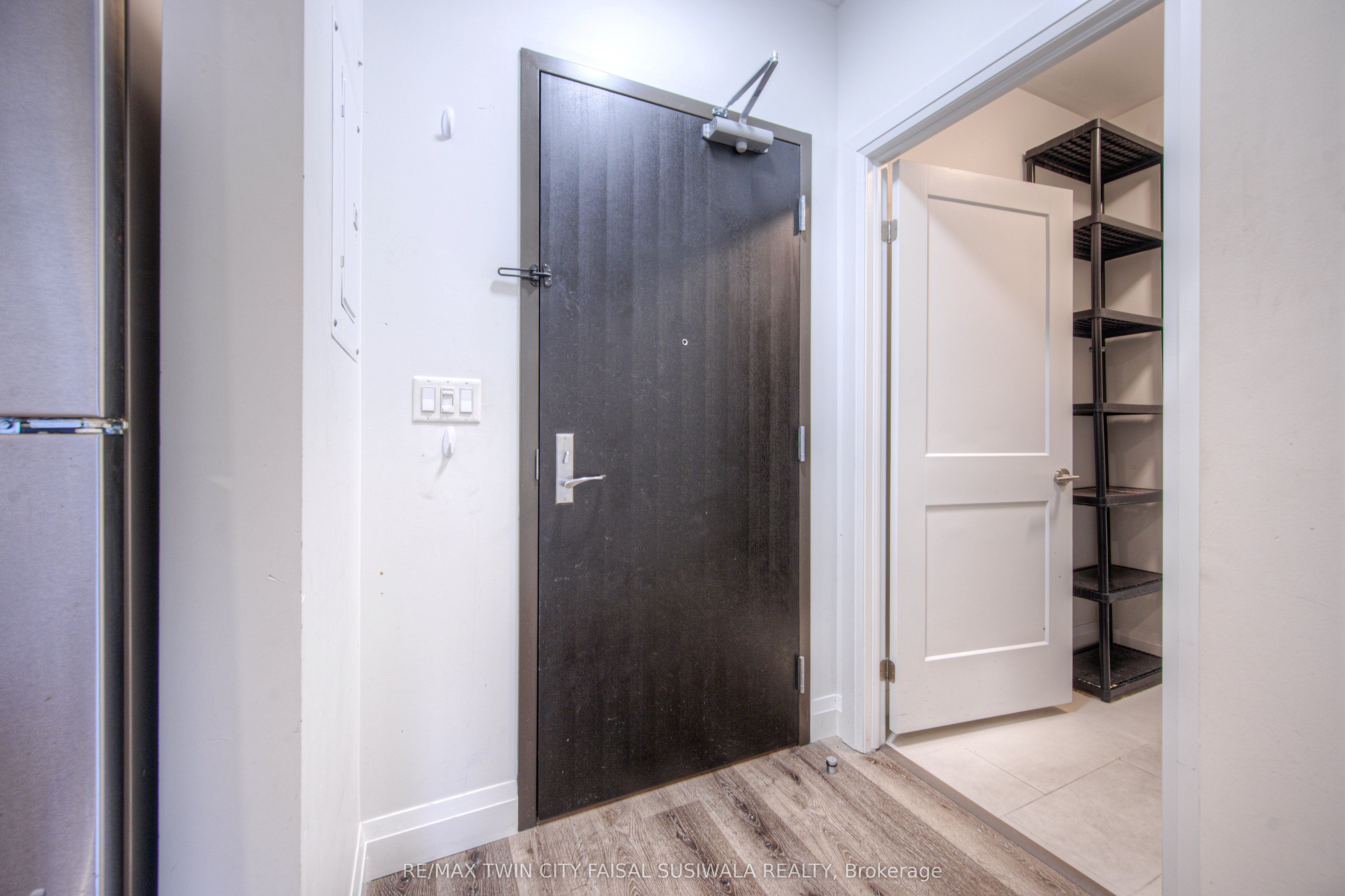 #202 - 399 Queen Street Property Photo 5