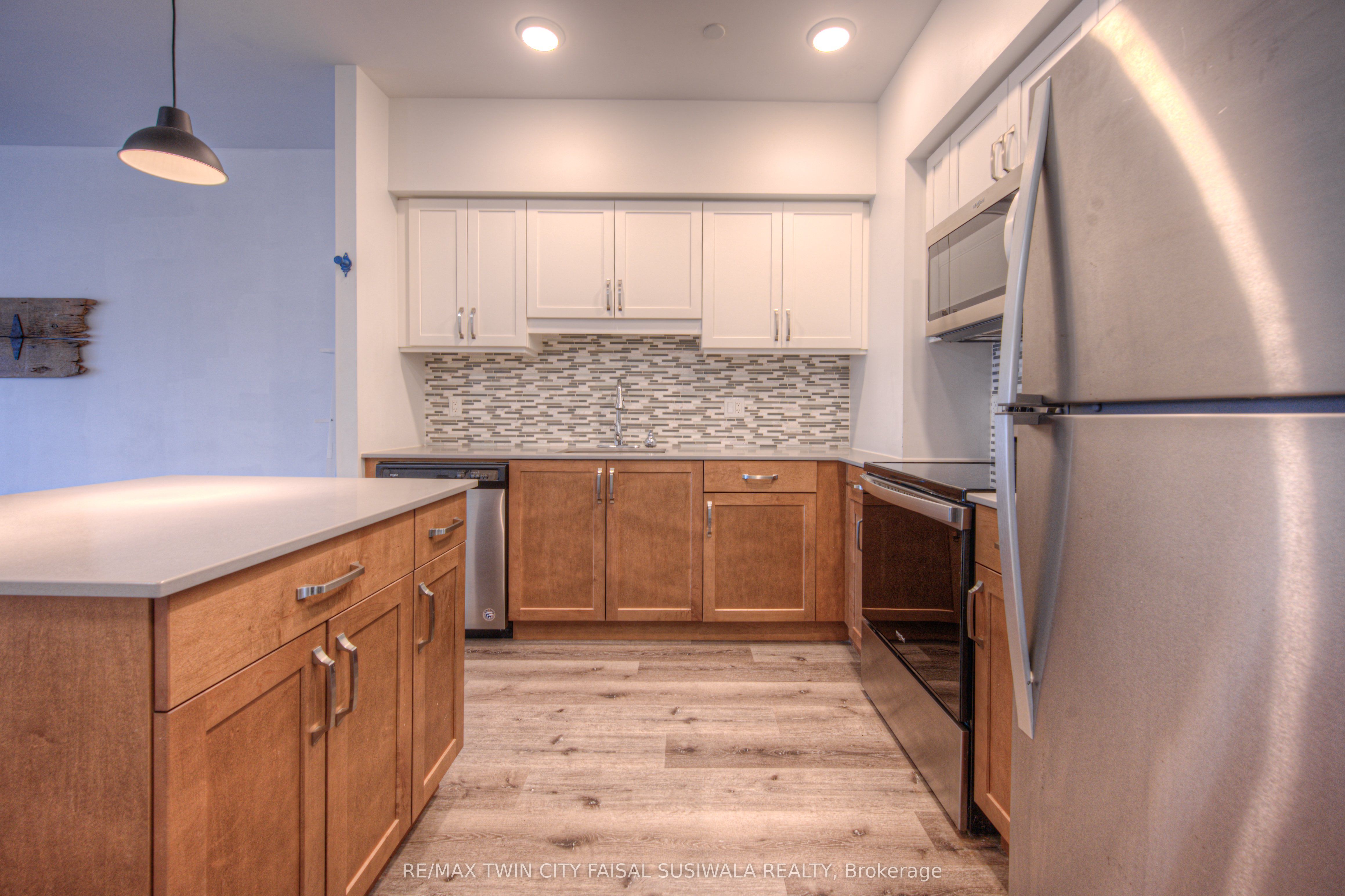 #202 - 399 Queen Street Property Photo 6