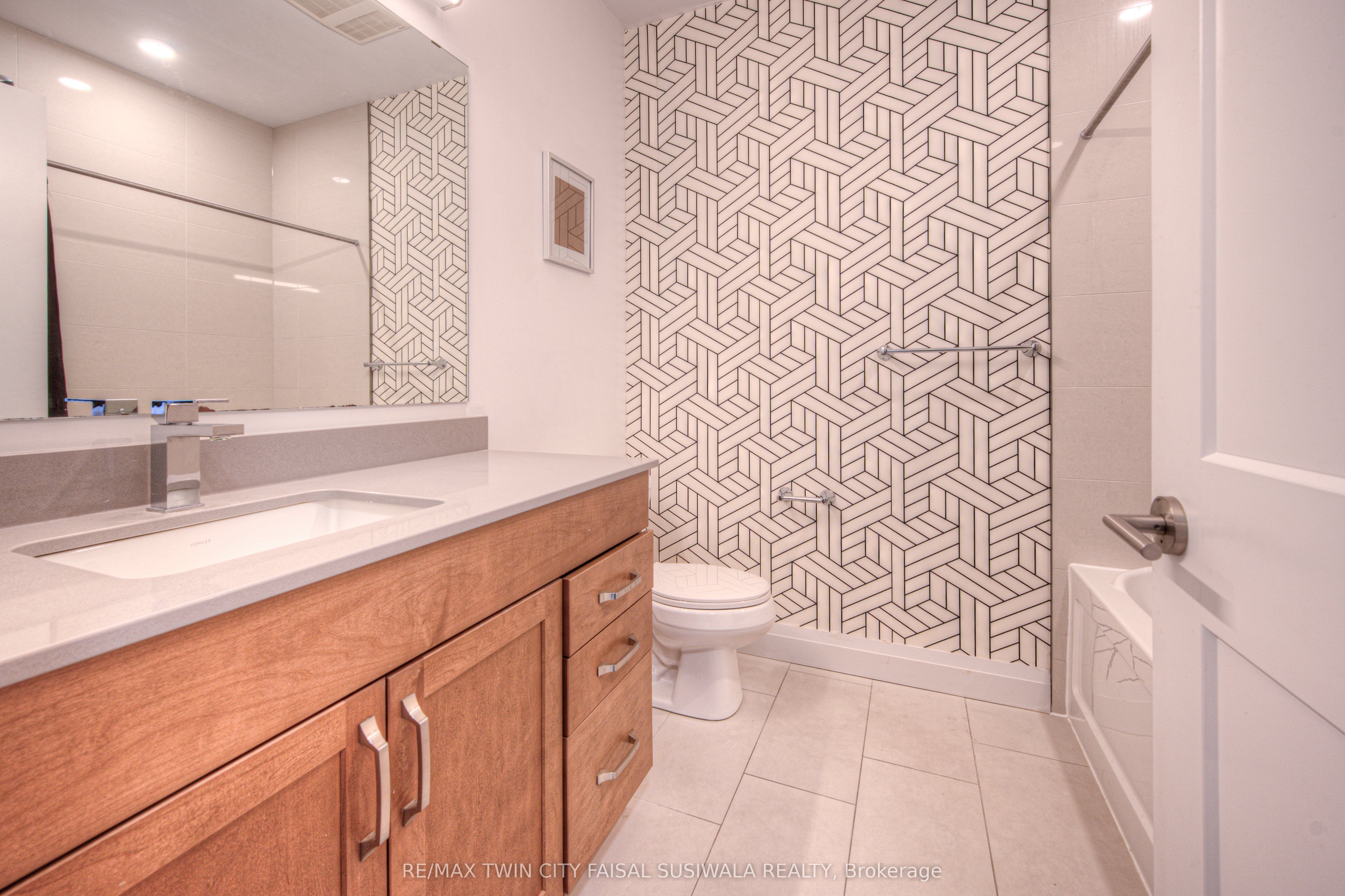 #202 - 399 Queen Street Property Photo 14