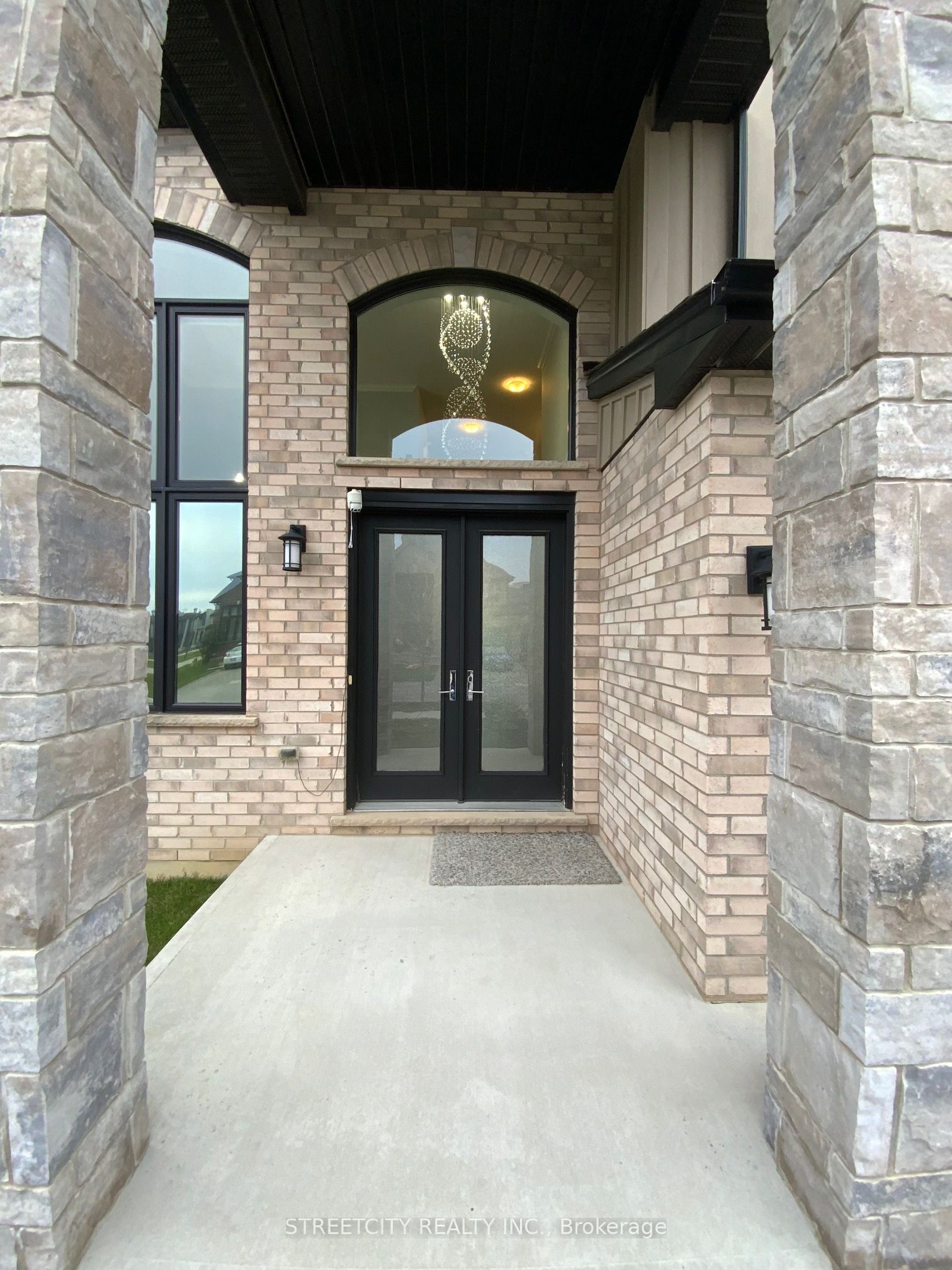 1295 Dyer Crescent Property Photo 4