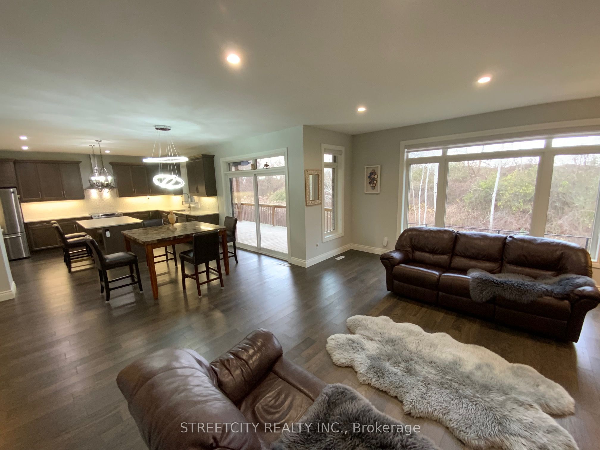 1295 Dyer Crescent Property Photo 12