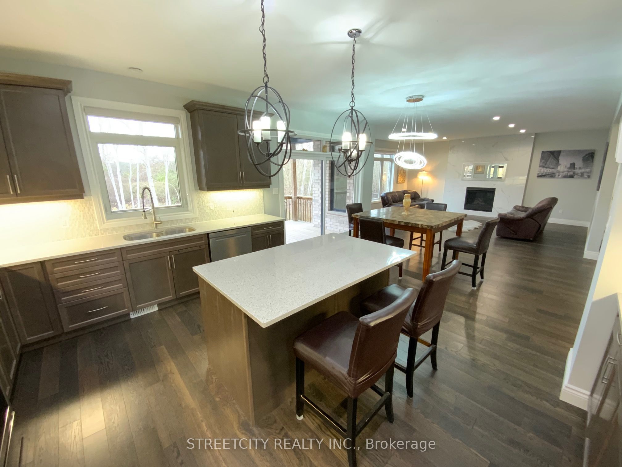 1295 Dyer Crescent Property Photo 14