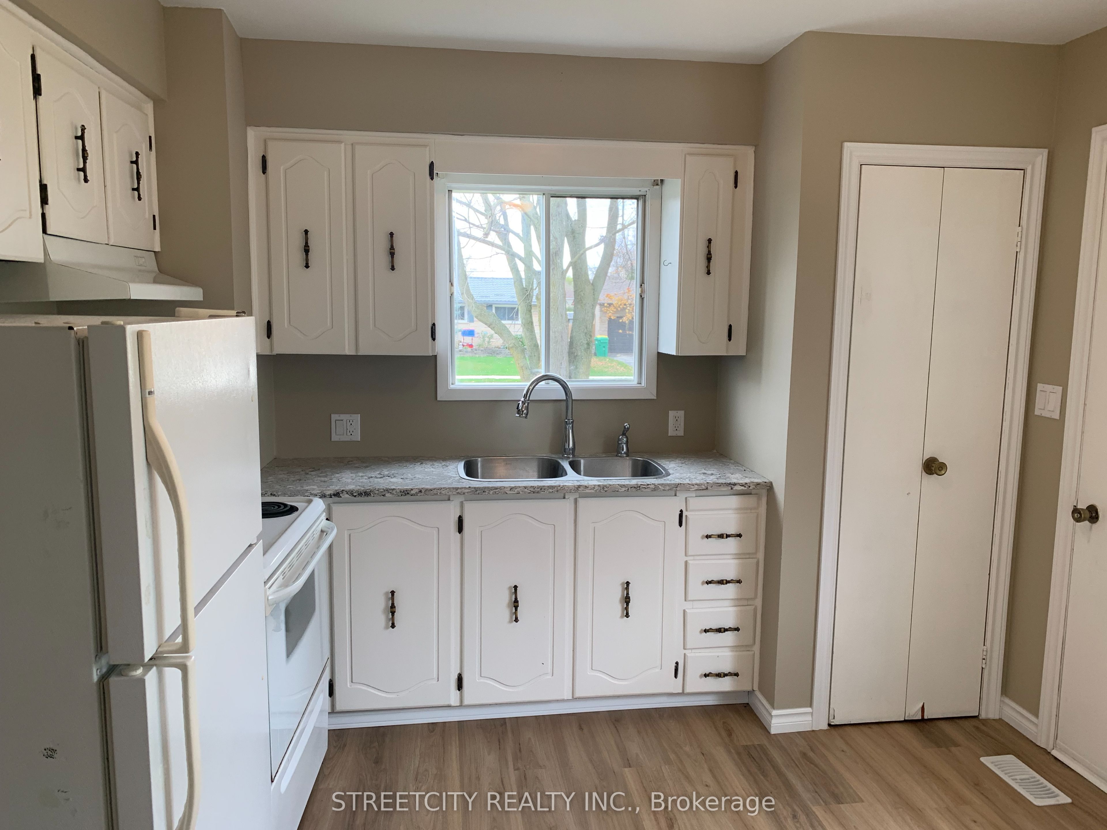 #a - 140 Symes Street Property Photo 7