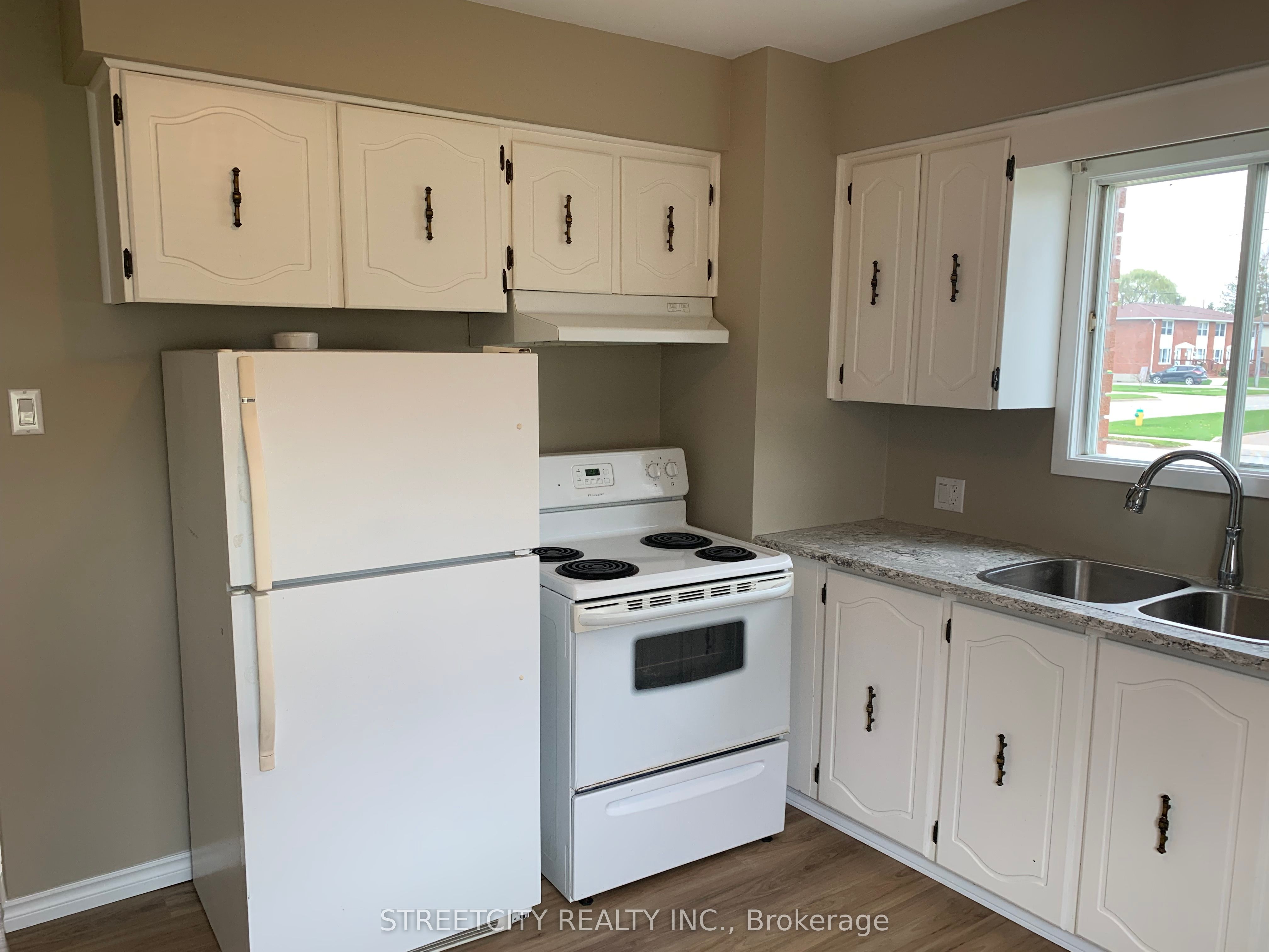 #a - 140 Symes Street Property Photo 8