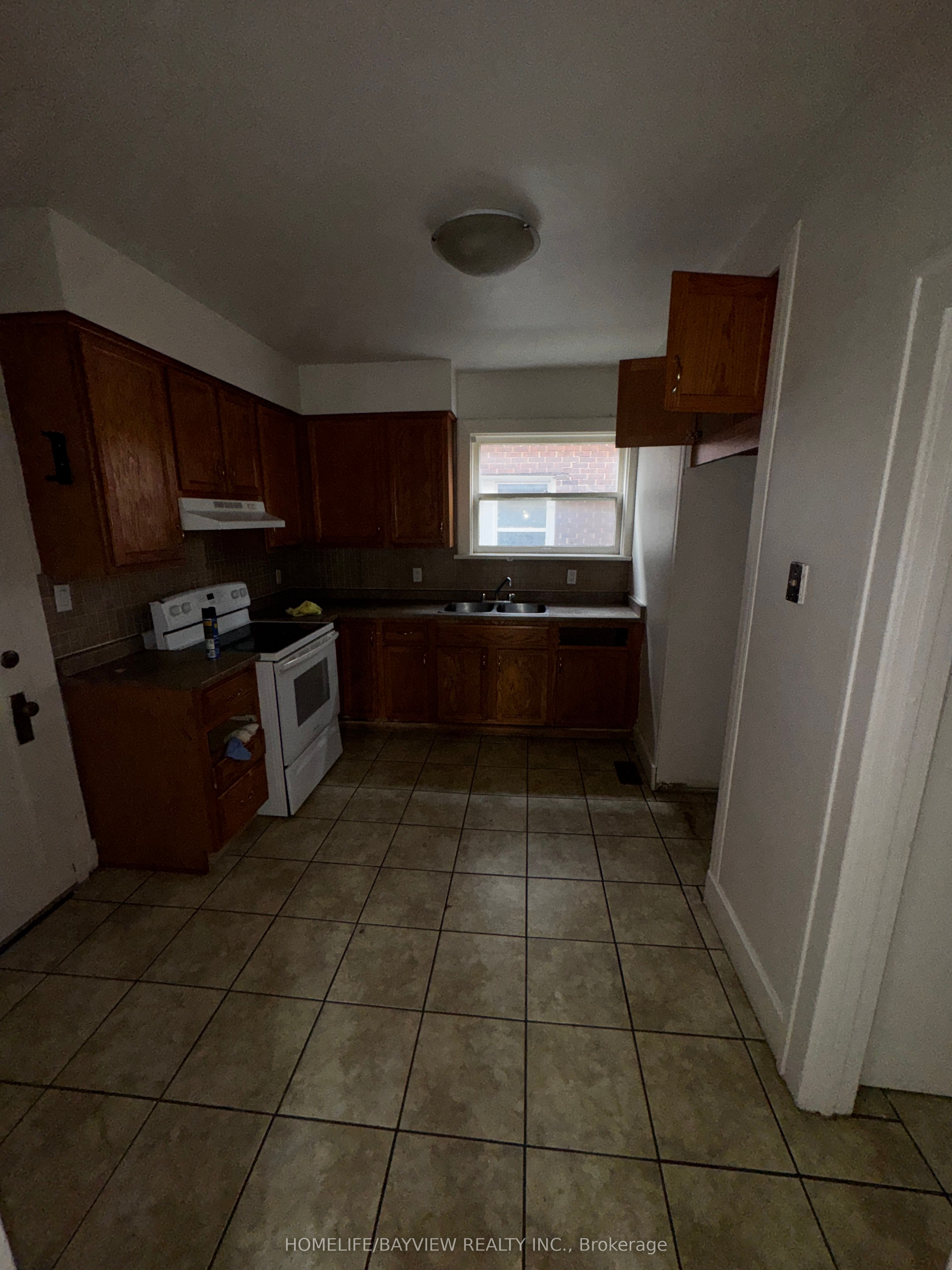 589 Giles Boulevard Property Photo 9