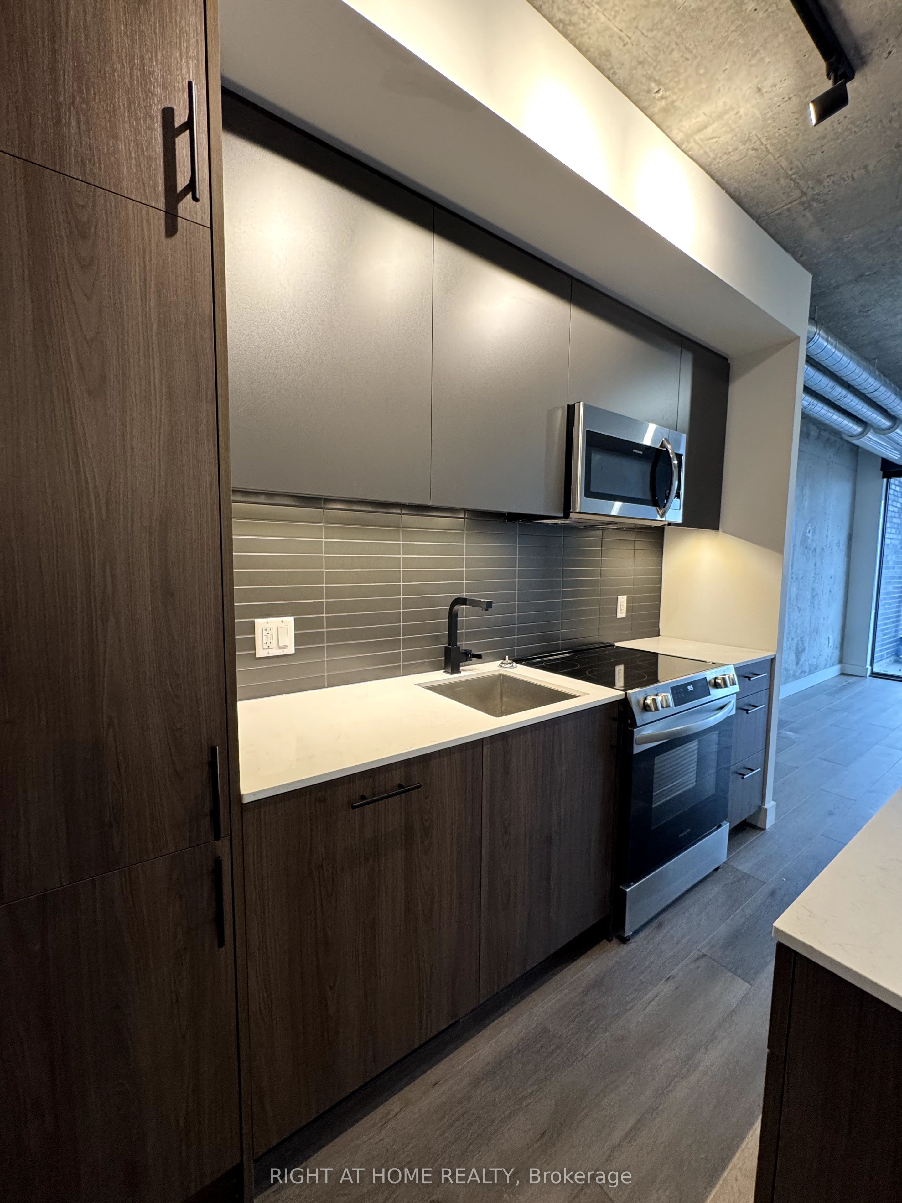 #606 - 10 James Street Property Photo 5