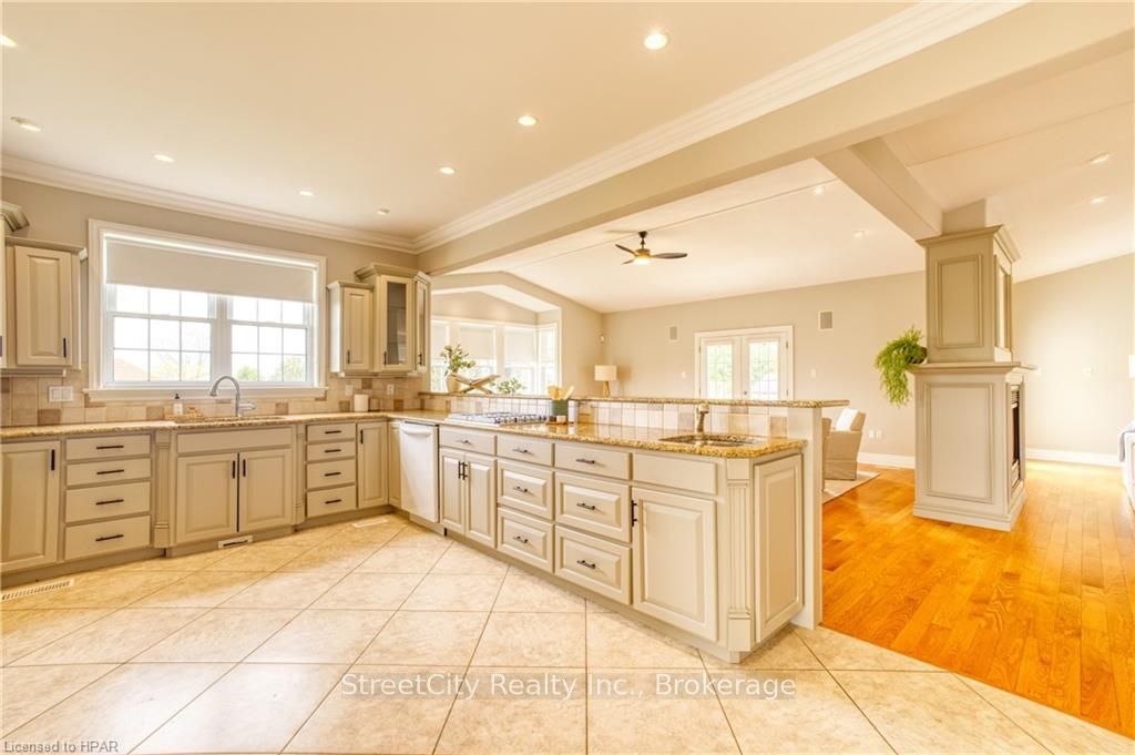 13 Harbour Court Property Photo 7