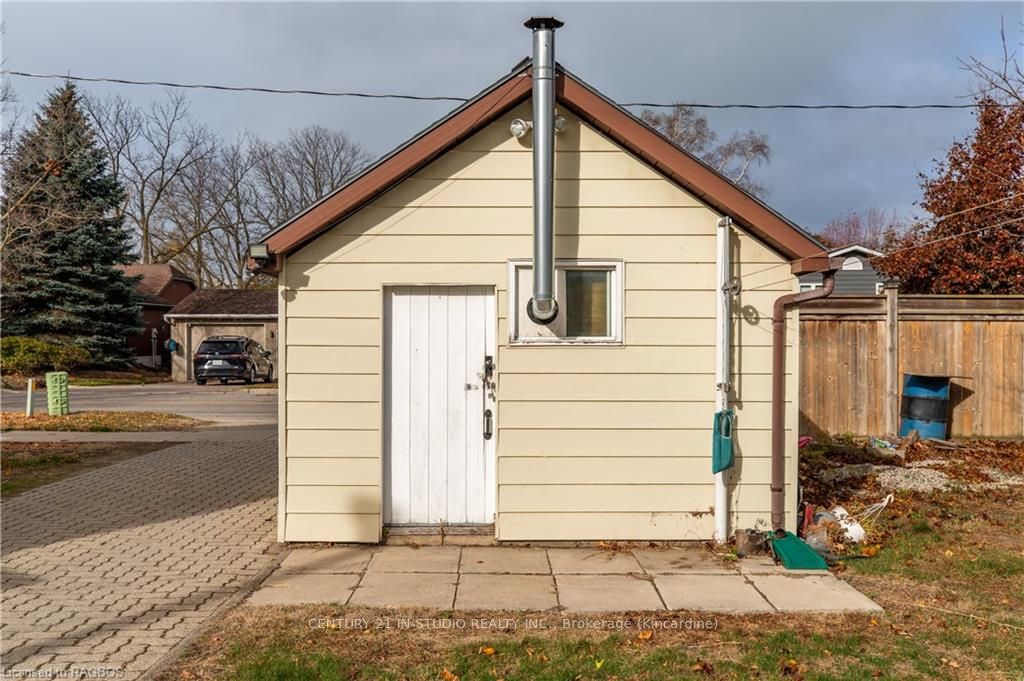 929 Huron Terrace Property Photo 3