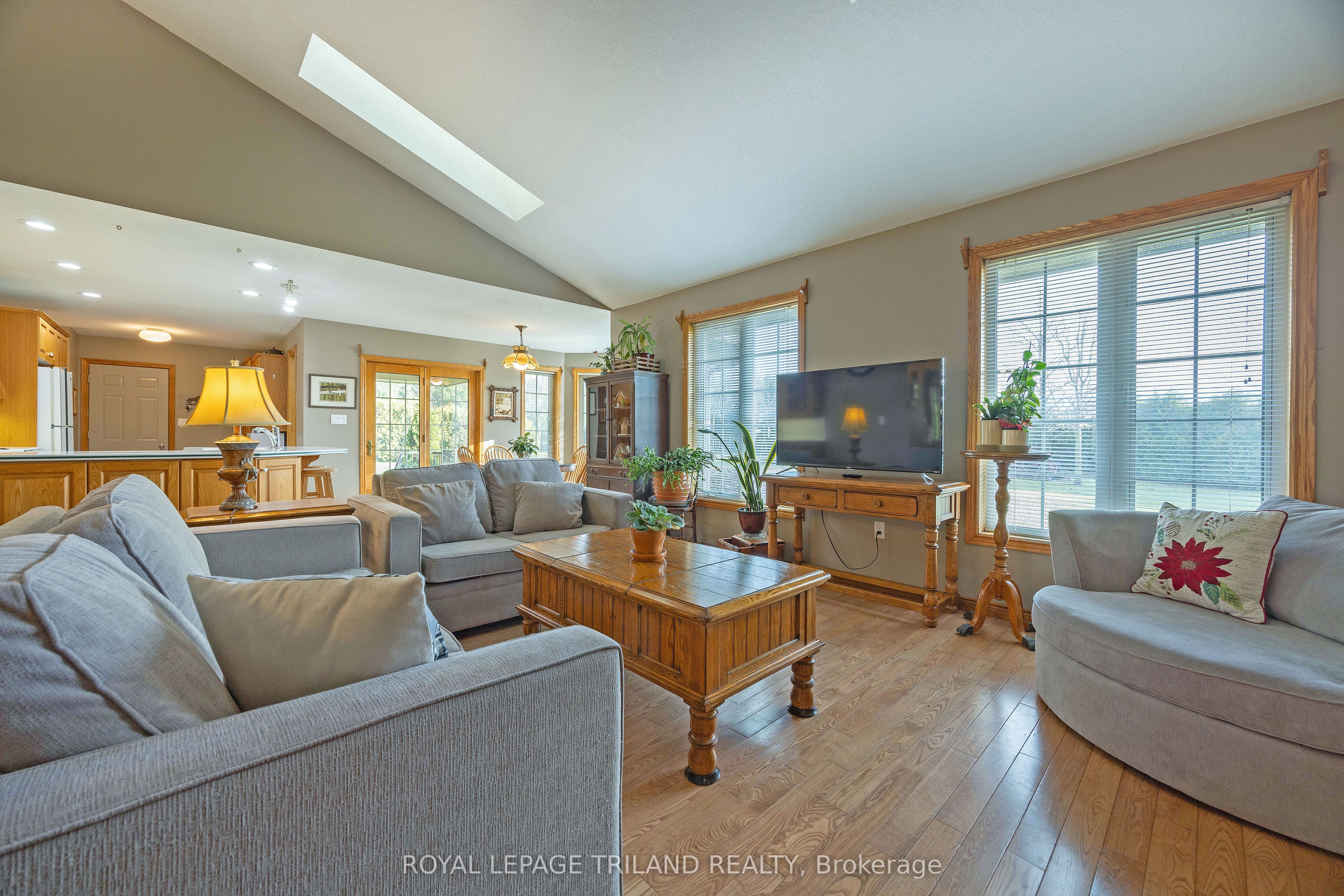 22164 Dundonald Road Property Photo 8