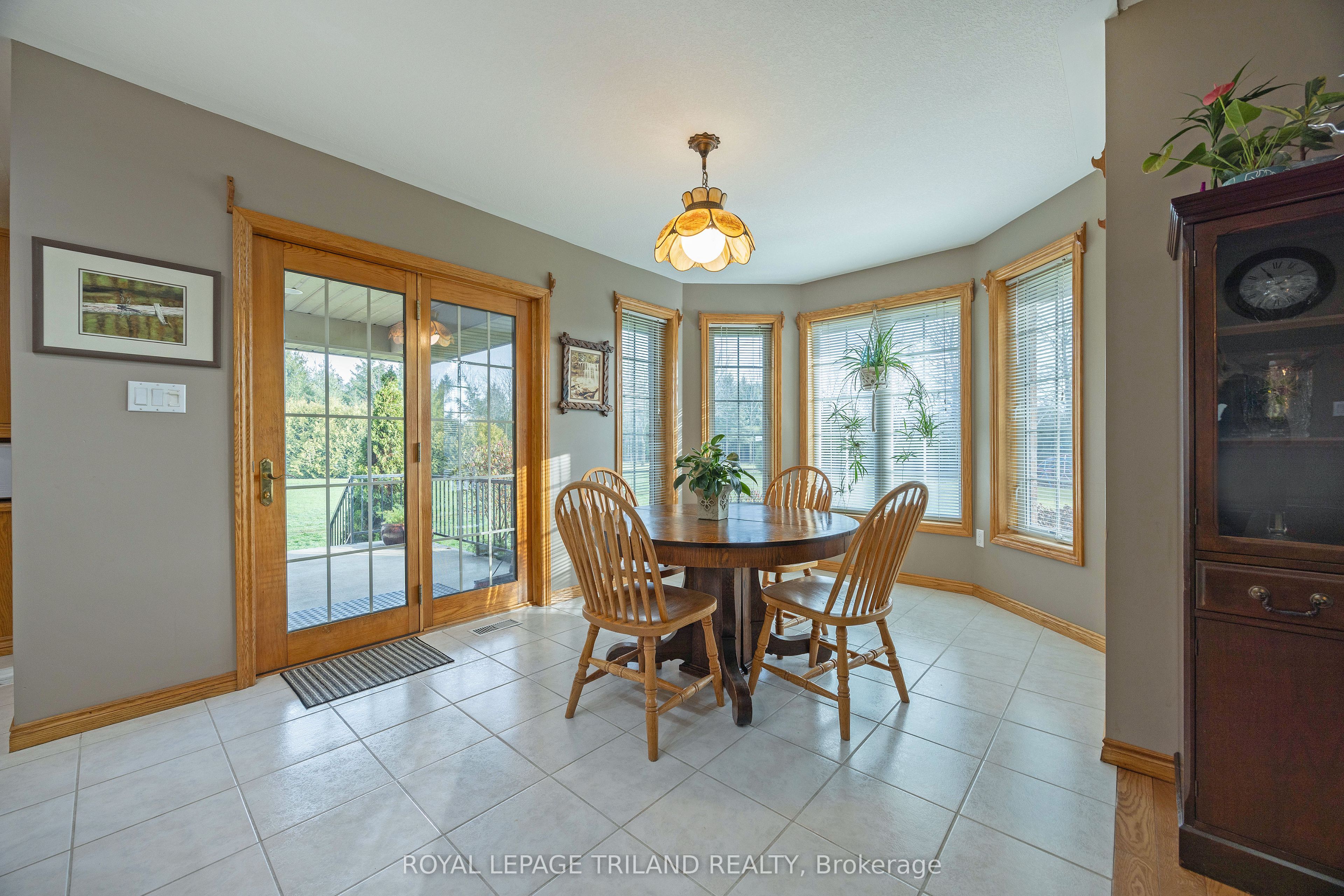 22164 Dundonald Road Property Photo 9