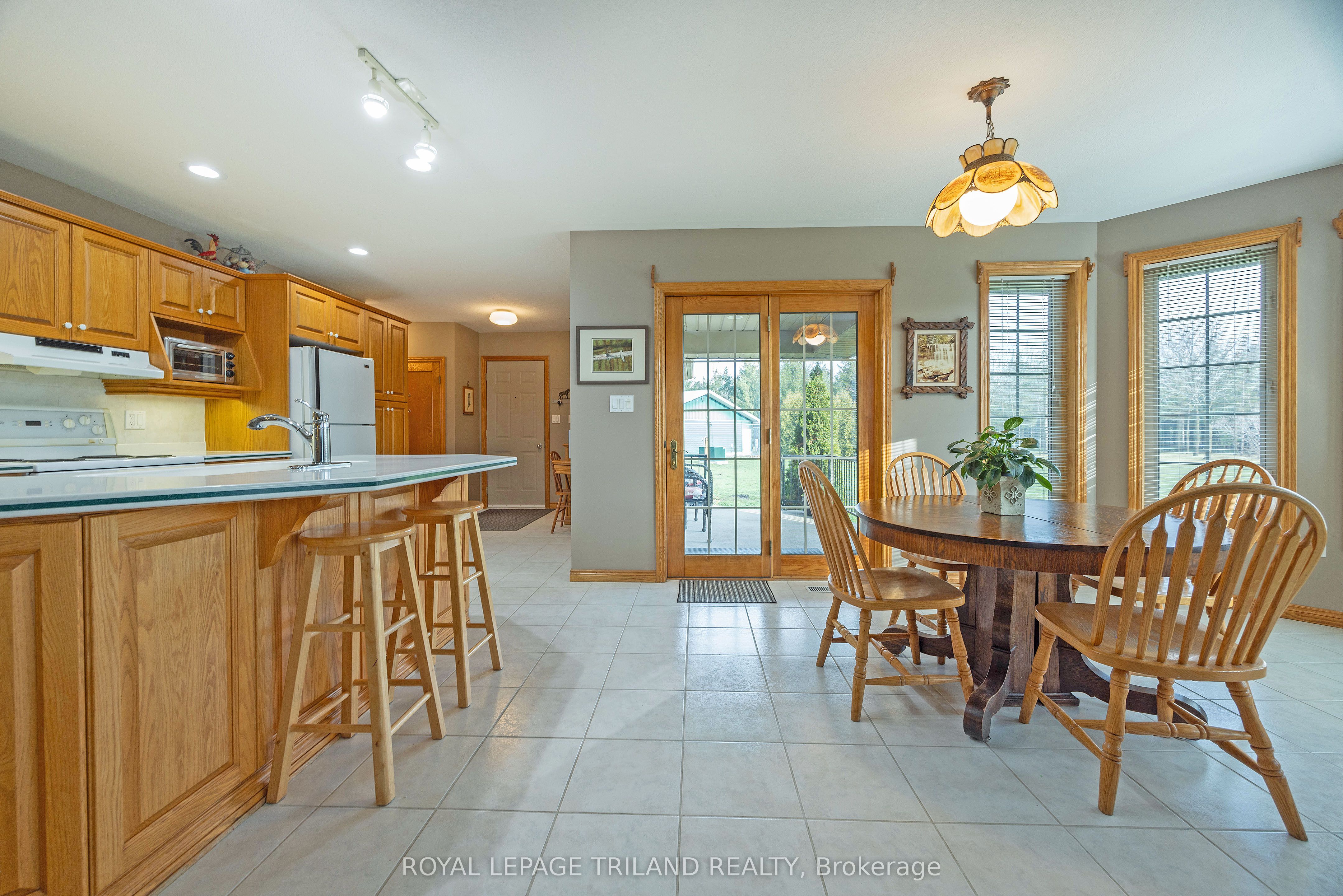 22164 Dundonald Road Property Photo 10