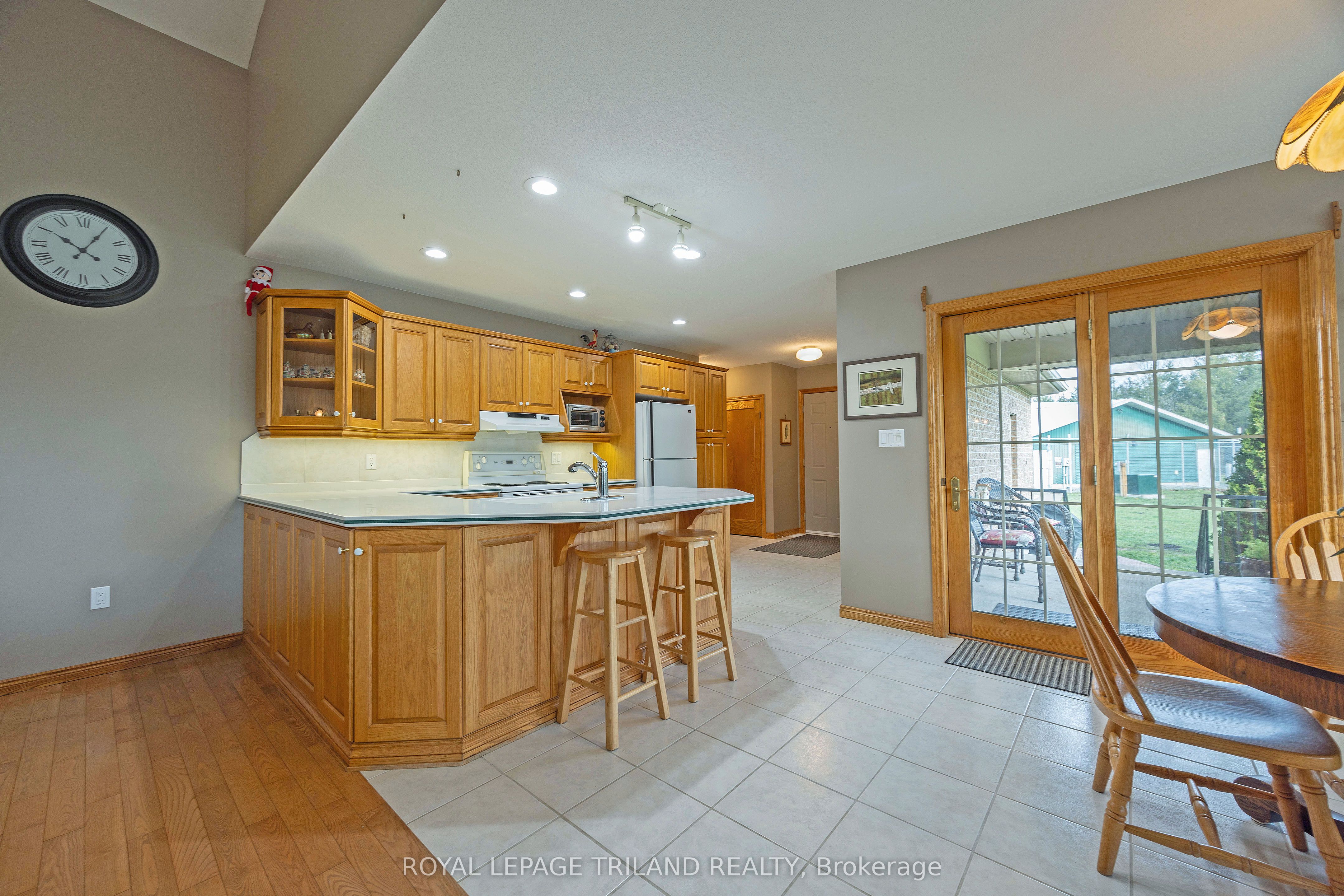 22164 Dundonald Road Property Photo 11