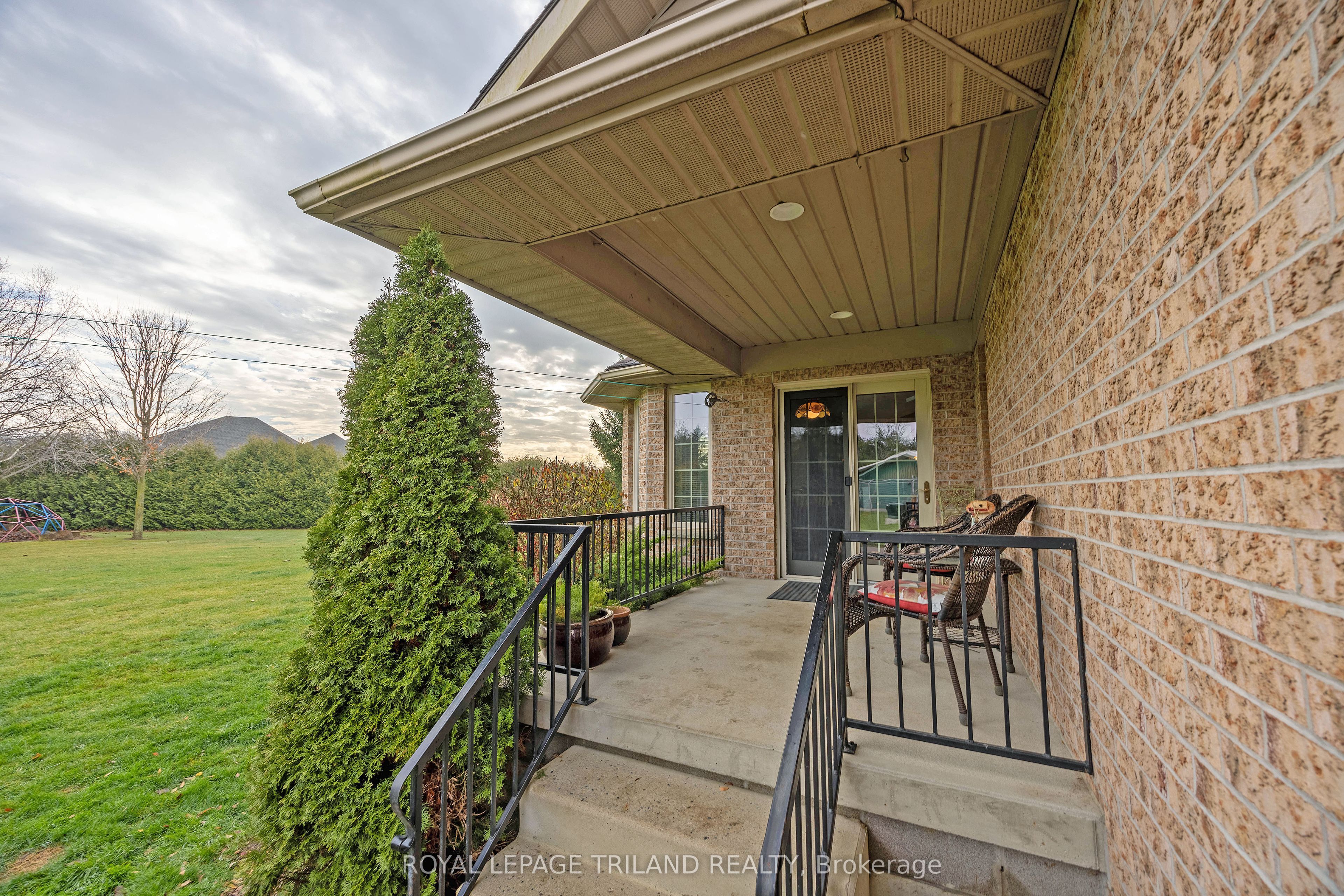 22164 Dundonald Road Property Photo 27