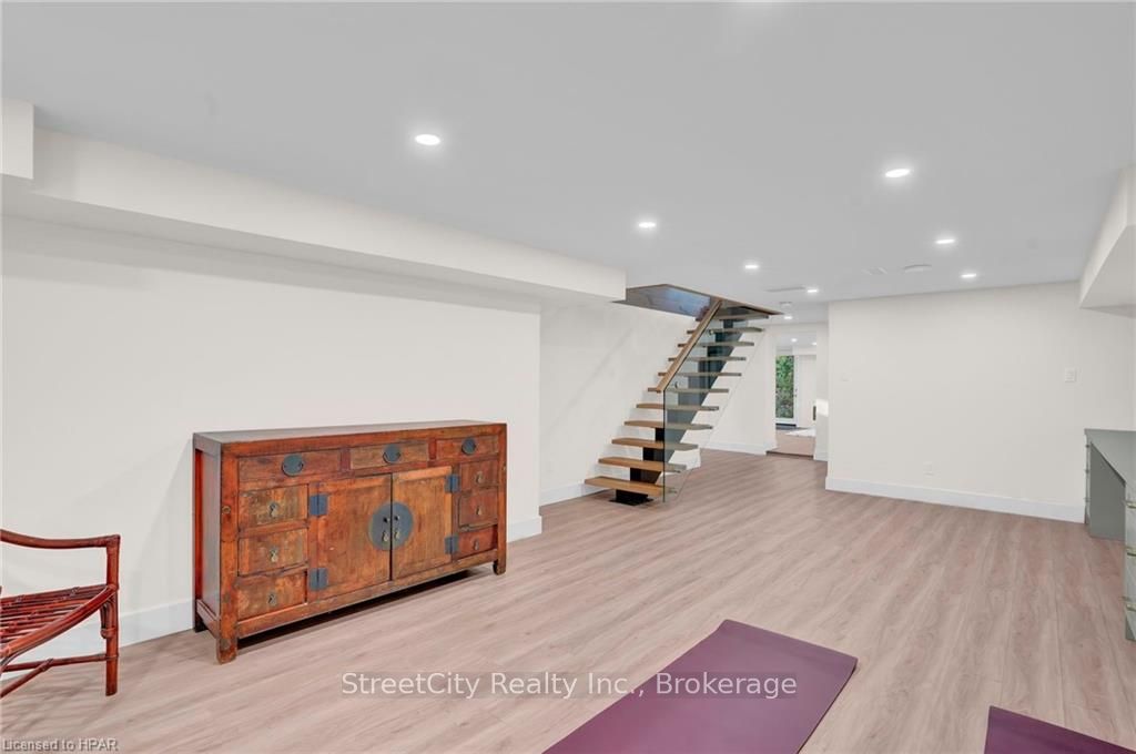 379 Niagara Boulevard Property Photo 17