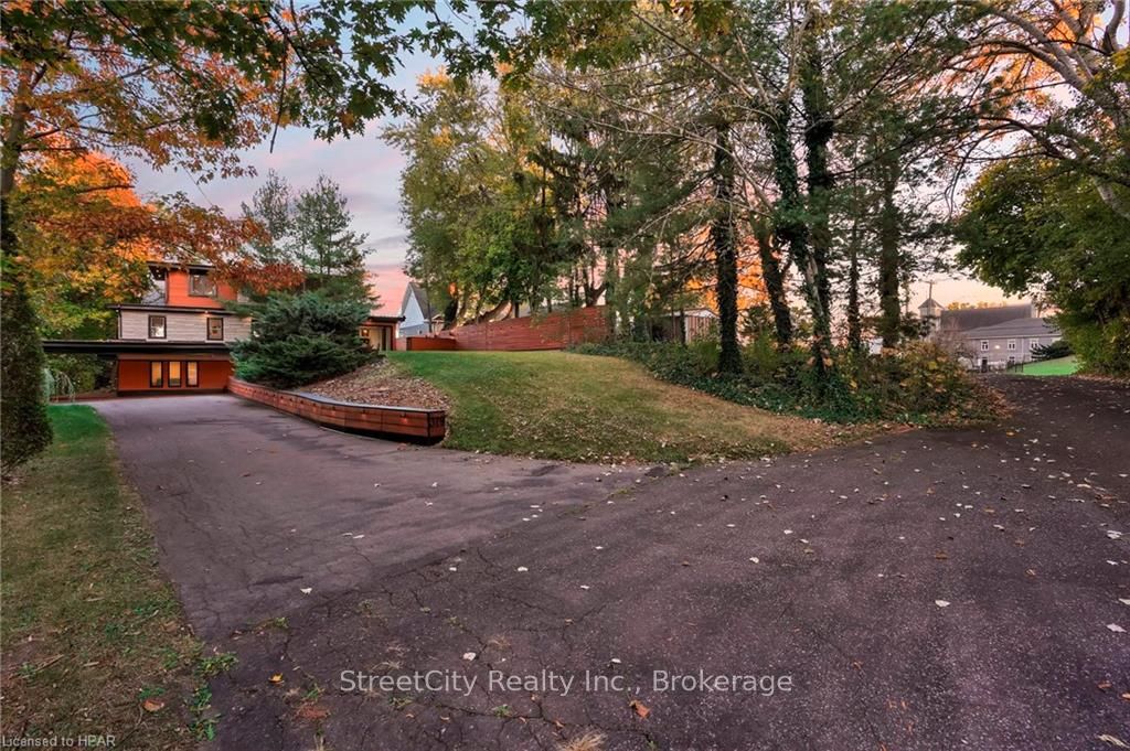 379 Niagara Boulevard Property Photo 32