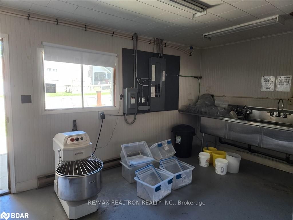 409 Queen Street Property Photo 8