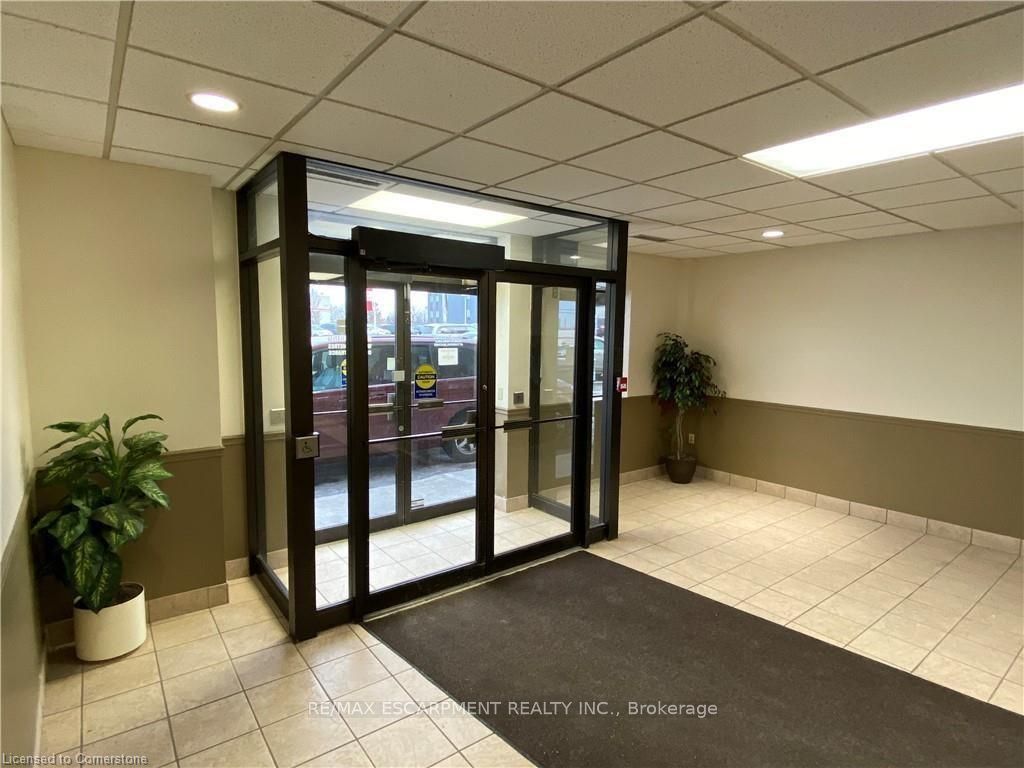 #207 - 1030 Upper James Street Property Photo 4