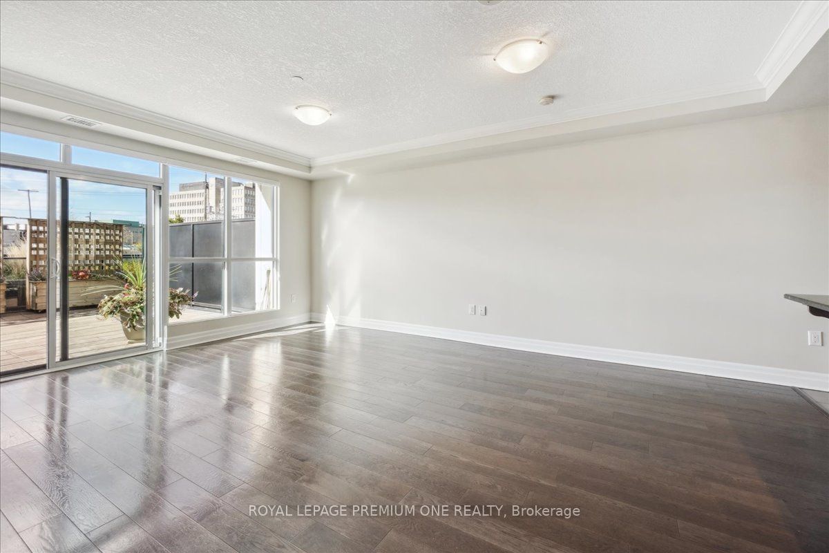 #301 - 150 Wellington Street Property Photo 4