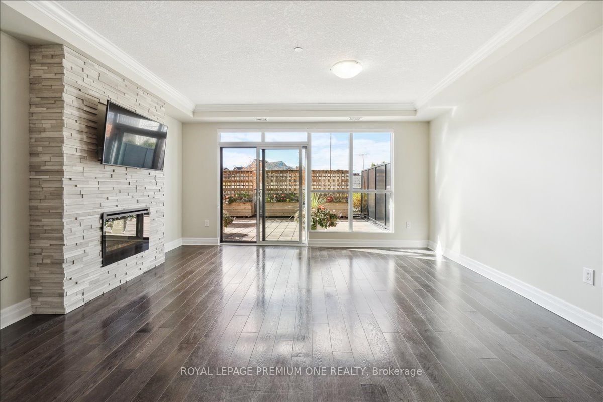 #301 - 150 Wellington Street Property Photo 5