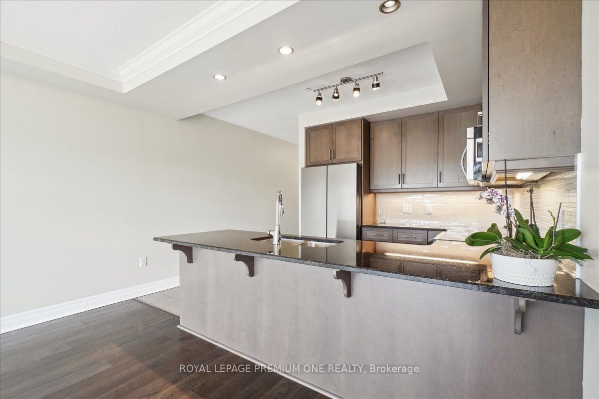 #301 - 150 Wellington Street Property Photo 7