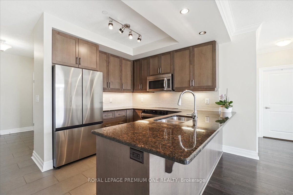 #301 - 150 Wellington Street Property Photo 8