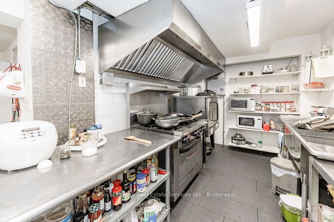 925 King Street Property Photo 8