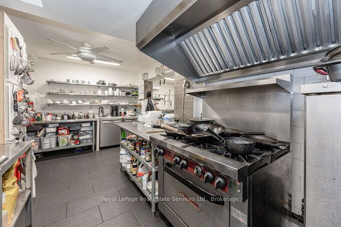 925 King Street Property Photo 9