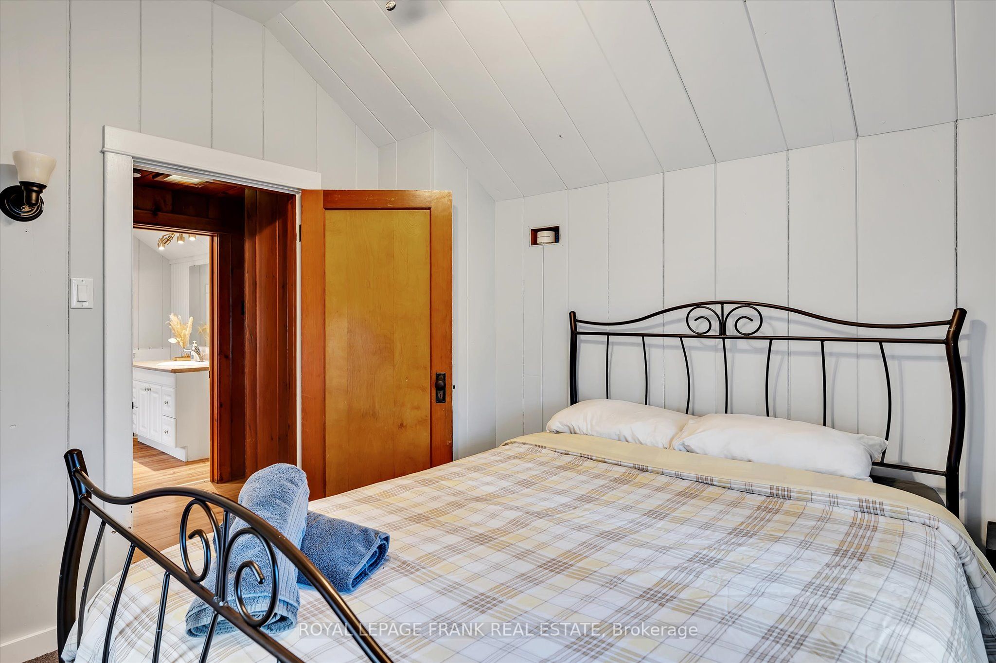 798 Simcoe Street Property Photo 22