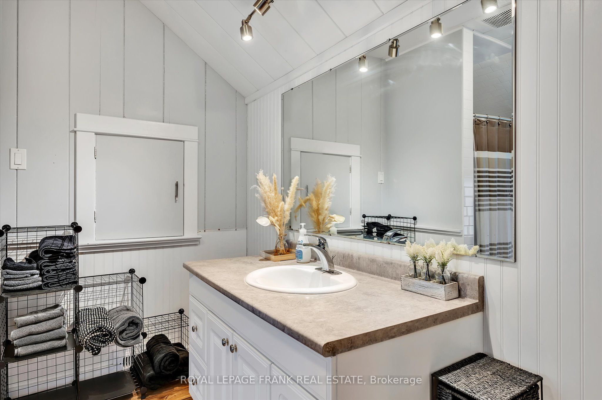 798 Simcoe Street Property Photo 23