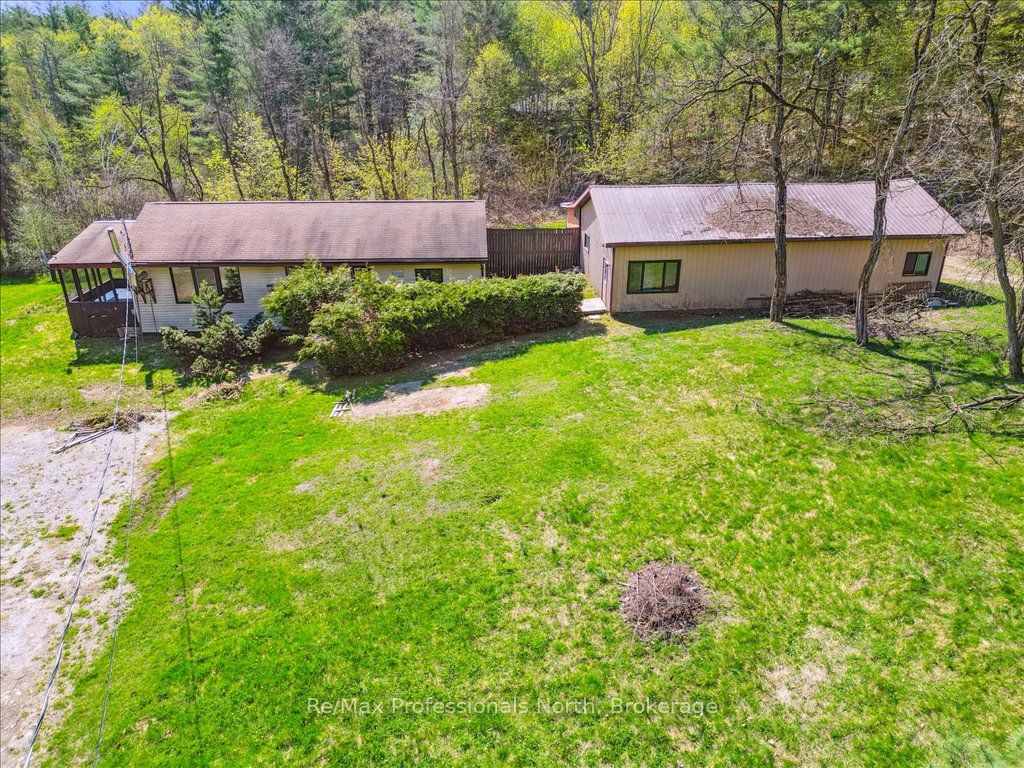 1090 Whites Rd Property Photo 1