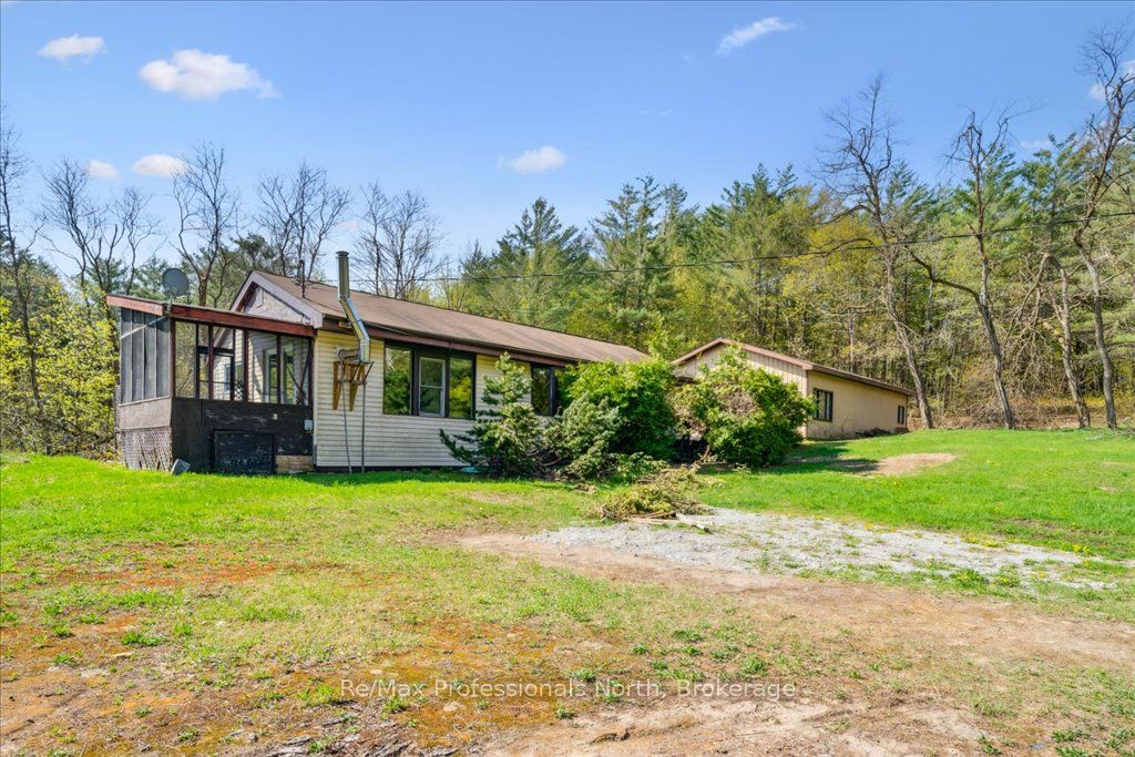 1090 Whites Road Property Photo 3