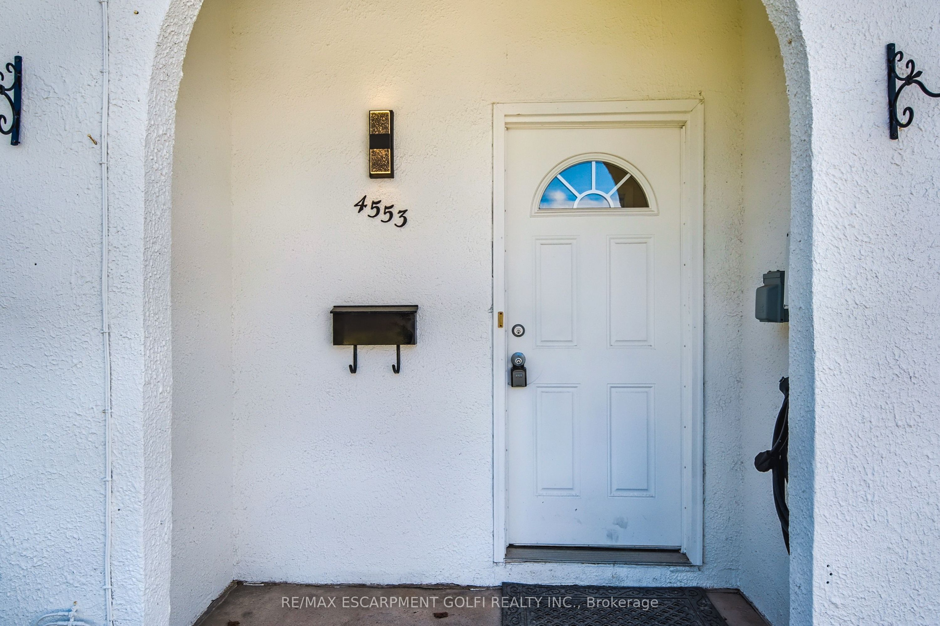 4553 Sussex Drive Property Photo 3
