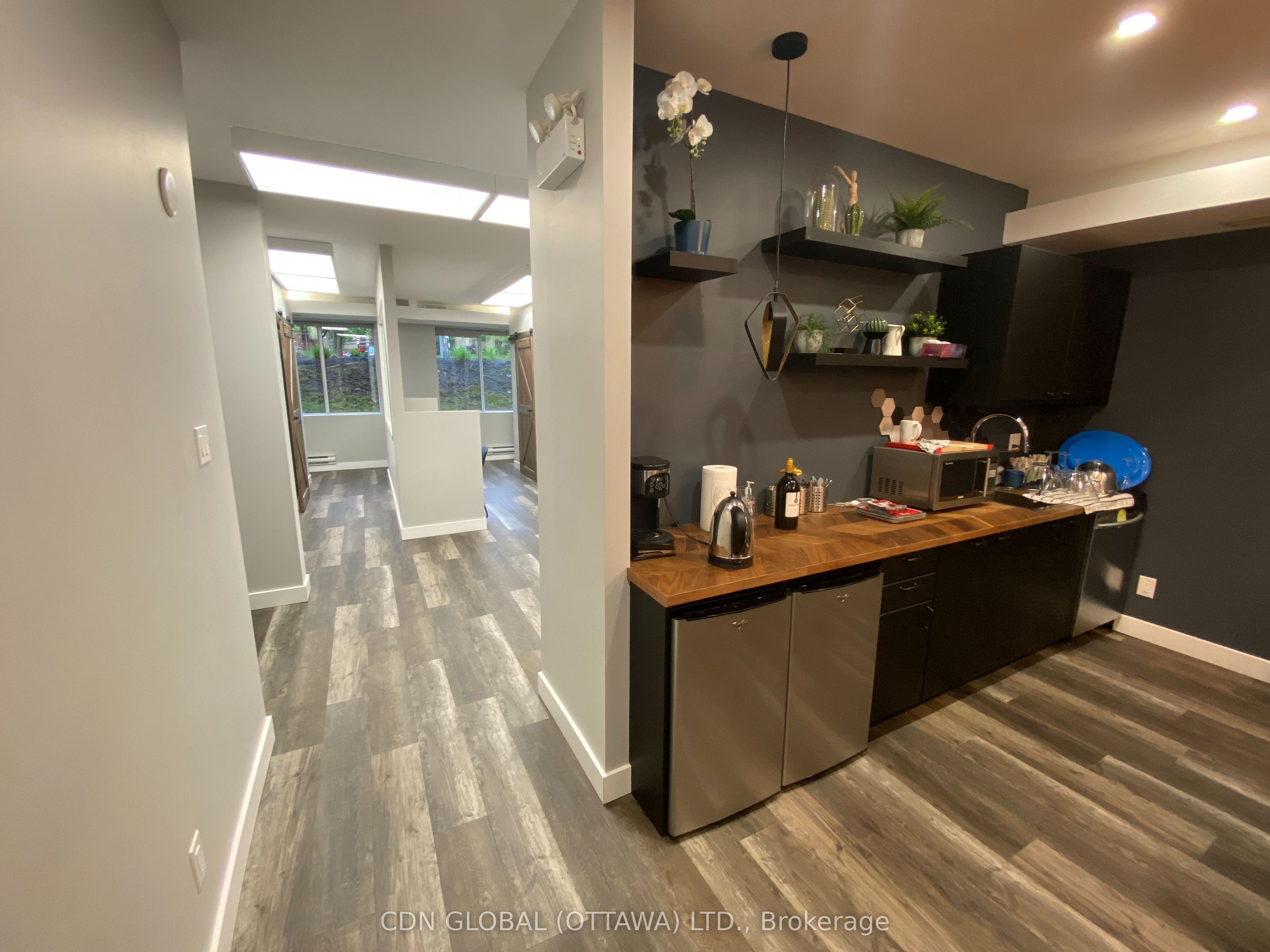 #501 - 2725 Queensview Drive Property Photo 8