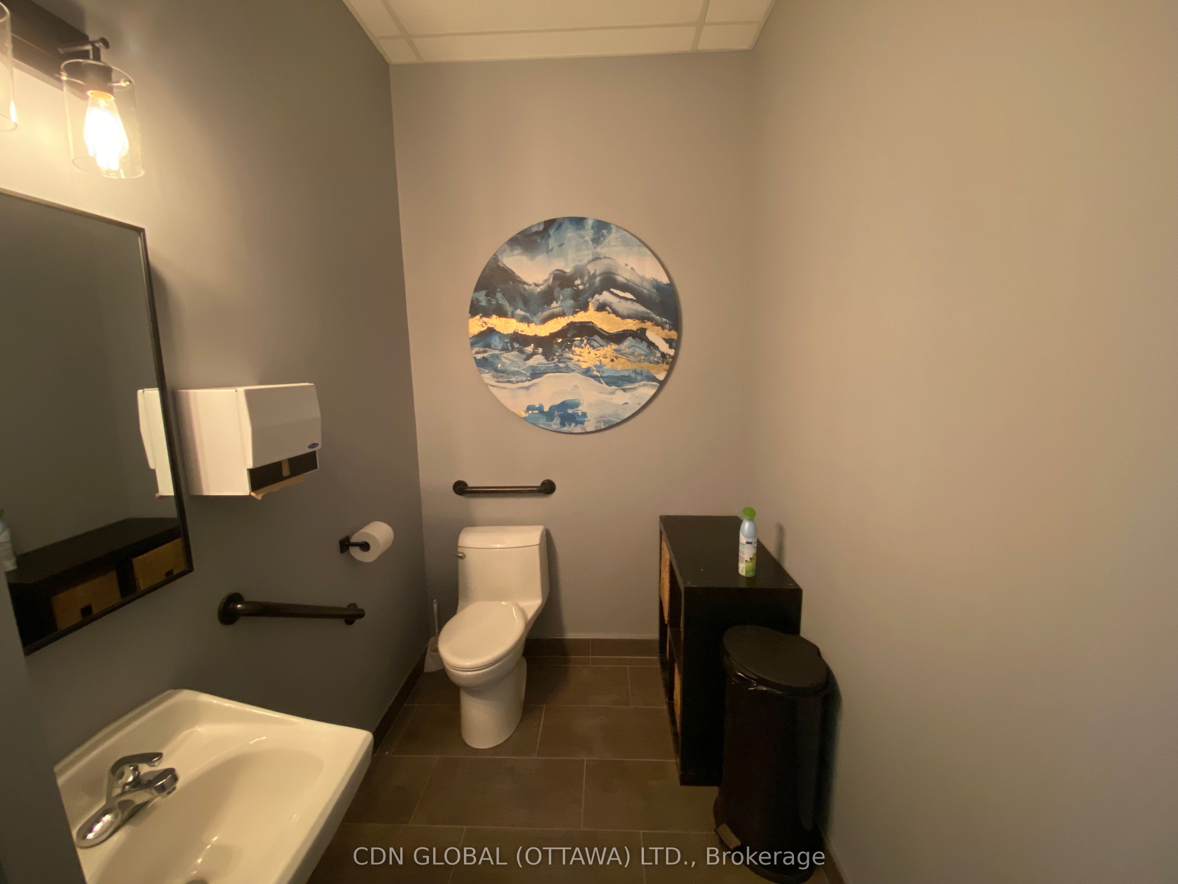 #501 - 2725 Queensview Drive Property Photo 12