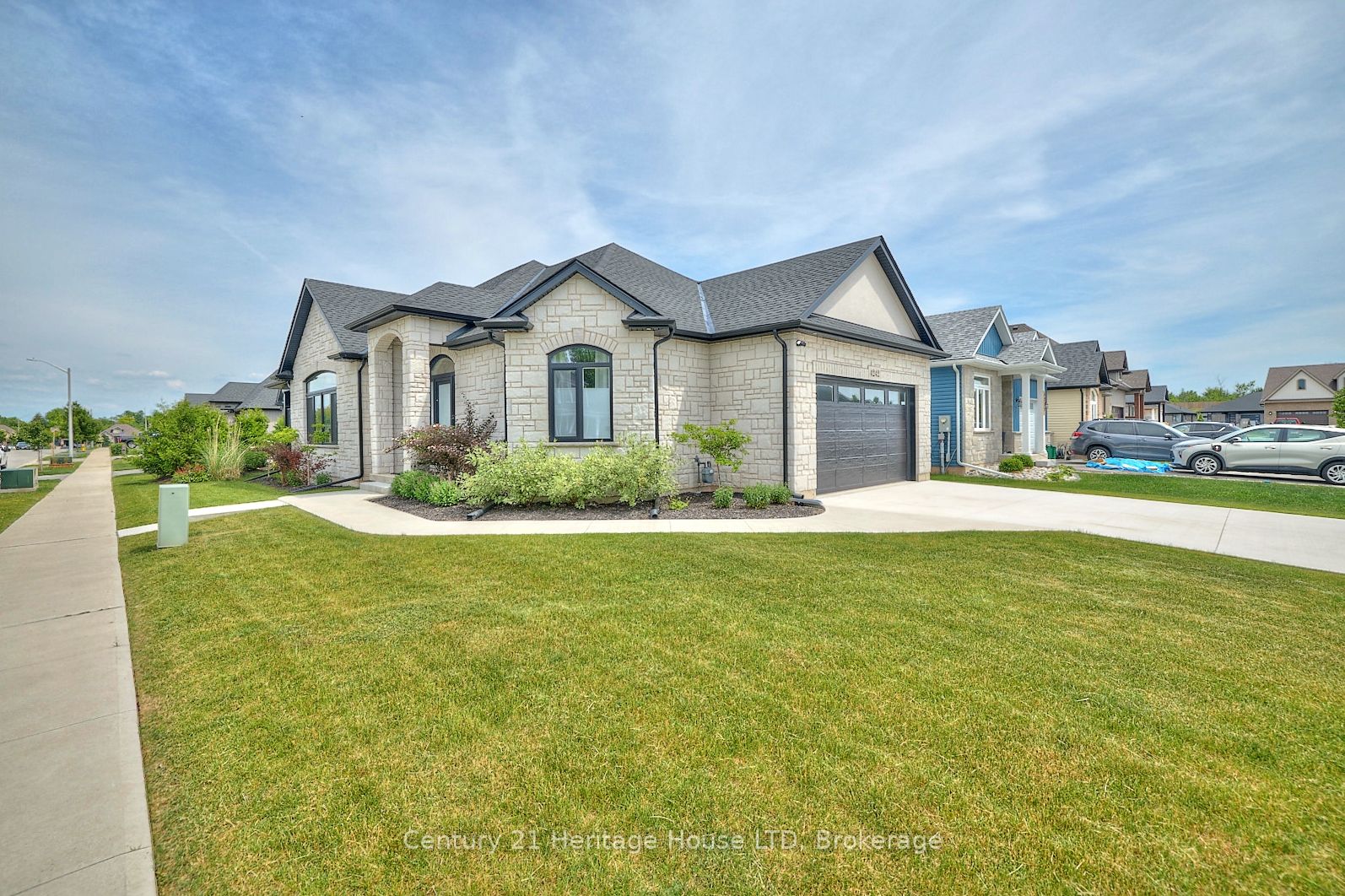 4242 Village Creek Drive Property Photo 1