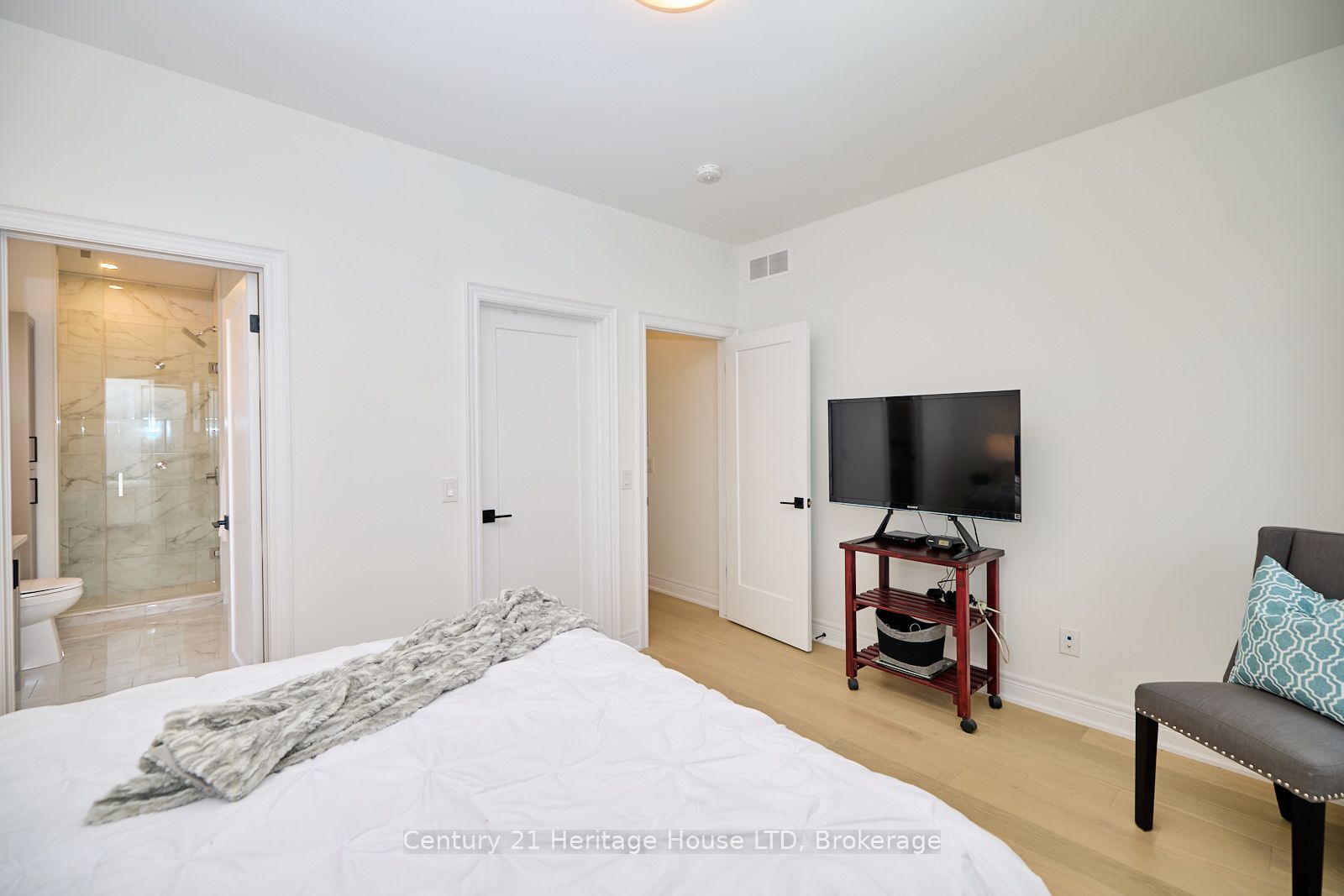 4242 Village Creek Drive Property Photo 14